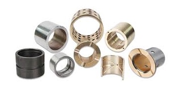 Tulejki ślizgowe produkcja na wymiar - DAKAM Na zdjęciu widać nowoczesny zakład produkcyjny firmy DAKAM, specjalizującej się w produkcji tulejek ślizgowych. Centralnym punktem ujęcia jest strefa kontroli jakości, gdzie pracownik w białym fartuchu i z lupą w ręku dokładnie sprawdza partię gotowych tulejek. W tle widać rzędy maszyn, prawdopodobnie tokarek i szlifierek, które są zautomatyzowane i obsługują je nieliczni pracownicy. Na jednym z paneli sterowania widać logo firmy DAKAM. Pomieszczenie jest jasne, dobrze oświetlone i bardzo czyste. Na stole kontrolnym leżą precyzyjne przyrządy pomiarowe, takie jak suwmiarka cyfrowa i mikrometr. Gotowe tulejki są ułożone w przezroczystych plastikowych pojemnikach, czekając na spakowanie i wysyłkę. Całość zdjęcia sugeruje wysoką precyzję, dbałość o detale i profesjonalizm, które są kluczowe w procesie produkcji tak specjalistycznych komponentów, jak tulejki ślizgowe.