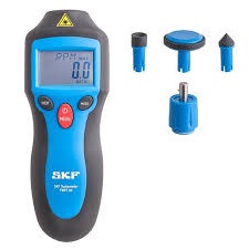 Tachometry laserowe SKF sprawdź ofertę w DAKAM Obraz jest ucieleśnieniem nowoczesnej technologii pomiarowej w utrzymaniu ruchu. Kompozycja jest czysta, techniczna i skupiona na produkcie, emanując precyzją, łatwością użycia i profesjonalizmem. Dominują w niej charakterystyczne dla SKF barwy – niebieski i szary – oraz wysokiej jakości materiały, z których wykonany jest tachometr. Całość jest osadzona w kontekście autoryzowanego polskiego dystrybutora DAKAM. W centrum uwagi, na czystej, białej lub metalowej powierzchni (lub trzymany w dłoni w czystej rękawicy roboczej), znajduje się tachometr laserowy SKF TKRT (np. TKRT 10, TKRT 20 lub nowszy model): • Ergonomiczna forma: Prezentowane jest poręczne, pistoletowe lub prostopadłościenne urządzenie, zaprojektowane do wygodnej obsługi jedną ręką. • Kluczowe elementy: Ujęcia makro eksponują: o Soczewka lasera/odbiornika: Wyraźnie widoczna na przedniej części urządzenia, symbolizuje bezkontaktową metodę pomiaru. o Duży wyświetlacz LCD: Podświetlony ekran pokazujący wyraźną wartość prędkości obrotowej (np. w RPM) lub liniowej (np. w m/min). o Intuicyjne przyciski: Prosty interfejs z kilkoma przyciskami do wyboru trybu pomiaru, jednostek i zapisu danych. o (Opcjonalnie) Obok tachometru leży rolka taśmy odblaskowej, która jest często używana podczas pomiarów laserowych. • Marka SKF: Na solidnej obudowie widoczne jest wyraźne, oryginalne logo "SKF" oraz oznaczenie modelu (np. "TKRT 10"), co jest gwarancją autentyczności i światowej klasy technologii. Tło jest subtelnie rozmyte (efekt bokeh), ale jednoznacznie wskazuje na profesjonalną dystrybucję na terenie Polski: • Nowoczesny magazyn DAKAM: W tle widać rzędy wysokich regałów magazynowych, wypełnionych uporządkowanymi, oryginalnymi, niebieskimi opakowaniami SKF. Duża ilość towaru na stanie wizualnie potwierdza status "sprawdzonego dystrybutora". • Logo Dystrybutora: W dyskretnym, ale widocznym miejscu umieszczone jest logo DAKAM, z dopiskiem "Autoryzowany Dystrybutor SKF" lub "Centrum Utrzymania Ruchu", co buduje jego markę jako zaufanego partnera w dostawach narzędzi diagnostycznych. Obraz niesie jasny komunikat: "Jako autoryzowany polski dystrybutor DAKAM, posiadamy na stanie precyzyjne tachometry laserowe SKF TKRT, niezbędne do bezkontaktowego pomiaru prędkości obrotowej i liniowej w maszynach, pomagające w diagnostyce i utrzymaniu ruchu".