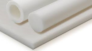 Obraz jest ucieleśnieniem kompleksowej oferty w dziedzinie specjalistycznych tworzyw konstrukcyjnych, skupiając się na Teflonie PTFE. Kompozycja w unikalny spos&oacute;b łączy sprzedaż surowych p&oacute;łfabrykat&oacute;w PTFE z precyzyjną usługą obr&oacute;bki CNC. Dominują w niej charakterystyczne dla PTFE barwy &ndash; mleczno-biała, gładka powierzchnia &ndash; oraz sterylne, metaliczne akcenty warsztatu obr&oacute;bczego. Całość jest osadzona w kontekście autoryzowanego polskiego dystrybutora DAKAM. W centrum uwagi, na czystym, metalowym stole warsztatowym (lub białym tle), znajduje się starannie zaaranżowana kompozycja "przed i po": &bull;	P&oacute;łfabrykaty (Sprzedaż): o	Płyta PTFE: Starannie docięty fragment płyty. Jej powierzchnia jest gładka i charakterystycznie "woskowa" w dotyku. o	Pręt PTFE: Solidny, cylindryczny wałek. o	Tuleja PTFE: Pusta w środku rura, pokazująca wszechstronność formy. Wszystkie elementy mają jednolity, mleczno-biały kolor, typowy dla czystego PTFE. &bull;	Kluczowy detal (Obr&oacute;bka): o	Gotowy detal: Obok surowych p&oacute;łfabrykat&oacute;w leży precyzyjnie wykonany, gotowy komponent obrobiony z PTFE. Może to być np. uszczelka, tuleja ślizgowa, element izolacyjny, czy też komponent o złożonym kształcie z wyfrezowanymi rowkami i otworami. Precyzyjne krawędzie i gładka powierzchnia obrobionego elementu podkreślają mistrzostwo wykonania. &bull;	Precyzja: Obok gotowego detalu leży suwmiarka cyfrowa, co wizualnie komunikuje precyzję i kontrolę wymiarową usługi obr&oacute;bki. Tło jest subtelnie rozmyte (efekt bokeh), ale jednoznacznie wskazuje na podw&oacute;jne kompetencje DAKAM: &bull;	Po lewej (Obr&oacute;bka): Widoczny jest fragment nowoczesnej maszyny CNC (frezarki lub tokarki), co wizualnie potwierdza zdolność do wykonywania precyzyjnej obr&oacute;bki tworzyw na miejscu. &bull;	Po prawej (Sprzedaż/Magazyn): W tle widać rzędy wysokich regał&oacute;w magazynowych, wypełnionych długimi prętami i tulejami PTFE składowanymi w specjalnych tubach lub na stojakach oraz dużymi płytami (formatkami) PTFE składowanymi płasko. To wizualnie potwierdza dużą dostępność magazynową. &bull;	Logo Dystrybutora: W dyskretnym, ale widocznym miejscu umieszczone jest logo DAKAM, z dopiskiem "Centrum Tworzyw Konstrukcyjnych" lub "Sprzedaż i Obr&oacute;bka CNC". Obraz niesie jasny komunikat: "Jako sprawdzony polski dystrybutor DAKAM, posiadamy na stanie pełen asortyment Teflonu PTFE (płyt, pręt&oacute;w i tulei), kt&oacute;re docinamy i obrabiamy na gotowo według Twojego rysunku technicznego, zapewniając idealne właściwości ślizgowe i odporność chemiczną".