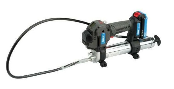 Smarownica Akumulatorowa SKF TLGB 21/230V Obraz jest ucieleśnieniem mobilności i ciągłej gotowości do pracy. Kompozycja prezentuje kompletny zestaw walizkowy flagowej smarownicy SKF TLGB 20, eksponując nie tylko samo urządzenie, ale także system ładowania 230V, co gwarantuje brak przestojów. Całość osadzona jest w kontekście autoryzowanego polskiego dystrybutora DAKAM. W centrum uwagi, na czystej powierzchni warsztatowej, znajduje się otwarta, solidna walizka transportowa SKF, prezentująca swoją zawartość: • Smarownica TLGB 20: Centralnie umieszczona, niebieska smarownica z ergonomicznym uchwytem. Jej podświetlany wyświetlacz jest włączony, pokazując stan naładowania i licznik smaru. • Stacja ładowania 230V: Obok smarownicy (lub w dedykowanym gnieździe w walizce) widoczna jest solidna ładowarka sieciowa. Wyraźnie widoczny jest kabel zasilający z wtyczką 230V, co wizualnie potwierdza kompatybilność ze standardową siecią elektryczną. Dioda na ładowarce (np. zielona) sygnalizuje gotowość lub proces ładowania. • Akumulator Li-Ion 20V: Jeden akumulator jest wpięty w urządzenie, a opcjonalnie drugi, zapasowy akumulator leży w przegrodzie walizki, co symbolizuje ciągłość pracy. • Długi wąż: Elastyczny wąż wysokociśnieniowy jest starannie zwinięty w walizce. • Marka Premium: Na walizce, smarownicy i ładowarce widoczne są spójne, oryginalne logotypy "SKF", budujące wizerunek profesjonalnego, markowego sprzętu. Tło jest subtelnie rozmyte (efekt bokeh), ale jednoznacznie wskazuje na profesjonalne zaplecze: • Magazyn DAKAM: W tle widać regały z oryginalnymi opakowaniami SKF (charakterystyczne niebieskie pudełka i walizki). • Logo Dystrybutora: W dyskretnym, ale widocznym miejscu umieszczone jest logo DAKAM, z dopiskiem "Autoryzowany Dystrybutor Narzędzi SKF". Obraz niesie jasny komunikat: "W DAKAM kupujesz nie tylko smarownicę, ale kompletny system pracy. Zestaw SKF TLGB 20 z szybką ładowarką 230V i wytrzymałą walizką to gwarancja mobilności i wydajności w każdym dziale utrzymania ruchu".