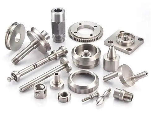 Obraz jest ucieleśnieniem precyzji inżynierskiej, nowoczesnej technologii i indywidualnych rozwiązań ("custom manufacturing"), kt&oacute;re definiują centrum obr&oacute;bcze DAKAM. Kompozycja w unikalny spos&oacute;b łączy proces obr&oacute;bki CNC z finalnym, niestandardowym produktem. Dominują w niej chłodne, metaliczne barwy polerowanej stali i anodowanego aluminium, kontrastujące z czystym, high-tech'owym tłem warsztatu. W centrum uwagi, na czystym, metalowym stole warsztatowym, znajduje się starannie zaaranżowana kompozycja "przed i po", kt&oacute;ra wizualnie komunikuje proces "dorabiania": &bull;	Gotowy detal: Prezentowany jest złożony, niestandardowy detal maszynowy &ndash; np. specjalny kołnierz, wał wielowypustowy o nietypowym profilu, precyzyjny korpus lub koło zębate o niestandardowym module. Detal jest świeżo obrobiony, lśniąc precyzyjnymi krawędziami i gładkimi powierzchniami. &bull;	Kluczowy detal &ndash; Projekt: Obok gotowego detalu leży tablet z otwartym modelem 3D CAD tej samej części lub (bardziej tradycyjnie) precyzyjny rysunek techniczny. To wizualne przedstawienie procesu: "Dostarcz nam projekt, my go wykonamy". &bull;	Narzędzia precyzji: Na stole leży r&oacute;wnież suwmiarka cyfrowa, co podkreśla gwarancję zachowania najwyższych tolerancji wymiarowych. Tło jest subtelnie rozmyte (efekt bokeh), ale jednoznacznie wskazuje na zaawansowane zaplecze techniczne centrum obr&oacute;bczego DAKAM: &bull;	Maszyna CNC w akcji: W tle widać wnętrze nowoczesnej frezarki CNC lub tokarki. Wyraźnie widoczne jest wirujące narzędzie (frez lub n&oacute;ż tokarski), lśniące wi&oacute;ry metalu oraz (być może) strumień chłodziwa. To wizualnie komunikuje sam proces "obr&oacute;bki CNC". &bull;	Profesjonalne środowisko: Warsztat jest czysty, dobrze oświetlony i zorganizowany, co buduje wizerunek profesjonalnego partnera. &bull;	Logo Dystrybutora: W dyskretnym, ale widocznym miejscu umieszczone jest logo DAKAM, z dopiskiem "Centrum Obr&oacute;bki CNC" lub "Dorabianie Części Maszyn". Obraz niesie jasny komunikat: "Jako DAKAM, posiadamy zaawansowany park maszynowy CNC, kt&oacute;ry pozwala na precyzyjne dorabianie nietypowych części maszyn na podstawie rysunku technicznego lub modelu 3D &ndash; od jednej sztuki po małe serie".