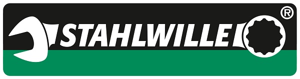 Obraz jest ucieleśnieniem niemieckiej precyzji, najwyższej jakości premium i niezawodności, kt&oacute;re są synonimami marki STAHLWILLE. Kompozycja łączy w sobie sterylny, high-end'owy wizerunek profesjonalnych narzędzi ręcznych z zaufaniem i dostępnością, jakie budzi autoryzowany polski dystrybutor DAKAM. Dominują w niej lśniące, metaliczne barwy chromowanej stali wanadowej, co podkreśla techniczny charakter i solidność produkt&oacute;w. W centrum uwagi, na czystej, industrialnej powierzchni (np. metalowym blacie warsztatowym lub białym tle), znajduje się starannie zaaranżowany zestaw flagowych narzędzi STAHLWILLE: &bull;	Klucze płasko-oczkowe: Prezentowane są klucze o charakterystycznym, smukłym profilu i idealnie wykończonej, matowo-chromowanej powierzchni. Ich ergonomia i precyzja wykonania są wizualnie komunikowane. &bull;	Klucze nasadowe i grzechotki: Zestaw precyzyjnych nasadek wraz z solidną, ale elegancką grzechotką. Ujęcie makro może eksponować drobny skok mechanizmu grzechotki. &bull;	Klucz dynamometryczny (np. MANOSKOP&reg;): Ikoniczny produkt STAHLWILLE. Jego obecność symbolizuje najwyższą precyzję w kontrolowaniu momentu dokręcania, kluczową w branży motoryzacyjnej i lotniczej. Widoczna jest czytelna skala i mechanizm nastawczy. &bull;	Marka Premium: Na każdym narzędziu widoczne jest wyraźne, precyzyjnie wykonane logo "STAHLWILLE" oraz często oznaczenie "Made in Germany", co jest gwarancją autentyczności i najwyższej jakości. Tło jest subtelnie rozmyte (efekt bokeh), ale jednoznacznie wskazuje na profesjonalną dystrybucję na terenie Polski: &bull;	Nowoczesny magazyn DAKAM: W tle widać rzędy wysokich regał&oacute;w magazynowych, wypełnionych uporządkowanymi, oryginalnymi opakowaniami STAHLWILLE (często niebiesko-białymi lub w formie zestaw&oacute;w w walizkach). Duża ilość towaru na stanie wizualnie potwierdza status "sprawdzonego dystrybutora". &bull;	Logo Dystrybutora: W dyskretnym, ale widocznym miejscu umieszczone jest logo DAKAM, z dopiskiem "Autoryzowany Dystrybutor STAHLWILLE", co buduje jego markę jako zaufanego partnera w dostawach profesjonalnych narzędzi. Obraz niesie jasny komunikat: "Jako autoryzowany polski dystrybutor DAKAM, posiadamy na stanie pełen asortyment oryginalnych, niemieckich narzędzi premium STAHLWILLE, niezbędnych dla najbardziej wymagających profesjonalist&oacute;w".