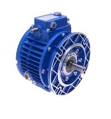 Wariatory mechaniczne. Płynna regulacja prędkości. Obraz jest ucieleśnieniem elastyczności i kontroli prędkości w technice napędowej, skupiając się na mechanicznych wariatorach. Kompozycja łączy w sobie solidny, techniczny wizerunek tych urządzeń z profesjonalizmem i dostępnością, jakie budzi autoryzowany polski dystrybutor DAKAM. Dominują w niej industrialne barwy – żeliwo (korpusy), stal (elementy robocze) oraz standardowe kolory farb przemysłowych. W centrum uwagi, na czystej, industrialnej powierzchni (np. metalowym stole warsztatowym lub białym tle), znajduje się starannie zaaranżowany zestaw wariatorów mechanicznych: • Kluczowy detal – Pokrętło regulacyjne: Na każdej przekładni widoczne jest charakterystyczne pokrętło (koło ręczne), często z wbudowaną skalą. Ten detal wizualnie komunikuje główną funkcję wariatora – możliwość płynnej, manualnej regulacji prędkości obrotowej. • Różnorodność typów: Prezentowanych jest kilka wariatorów, ukazujących ich różnorodność: o Wariator samodzielny (z wałami wejściowym i wyjściowym): Solidna, metalowa obudowa, z której wystają wały, gotowe do podłączenia do silnika i maszyny. o Motowariator (wariator zintegrowany z silnikiem): Gotowa jednostka, w której silnik elektryczny jest bezpośrednio połączony z wariatorem. To wizualny symbol kompletnego, gotowego do pracy napędu o zmiennej prędkości. • Typy regulacji (wizualnie): Można subtelnie zasugerować różne mechanizmy (np. wariatory tarczowe, stożkowe) poprzez delikatnie różne kształty obudów. • Marki: Na korpusach widoczne są oznaczenia typu lub logotypy czołowych producentów (np. SIT, Bonfiglioli, Motovario), co buduje zaufanie do oferty dystrybutora. Tło jest subtelnie rozmyte (efekt bokeh), ale jednoznacznie wskazuje na profesjonalną dystrybucję na terenie Polski: • Nowoczesny magazyn DAKAM: W tle widać rzędy wysokich regałów magazynowych. Na półkach składowane są oryginalne opakowania (kartony) oraz zapas wariatorów i motowariatorów czołowych marek. Duża ilość towaru na stanie wizualnie potwierdza status "sprawdzonego dystrybutora". • Logo Dystrybutora: W dyskretnym, ale widocznym miejscu umieszczone jest logo DAKAM, z dopiskiem "Centrum Techniki Napędowej" lub "Autoryzowany Dystrybutor", co buduje jego markę jako zaufanego partnera. Obraz niesie jasny komunikat: "Jako sprawdzony polski dystrybutor DAKAM, posiadamy na stanie pełen asortyment niezawodnych wariatorów mechanicznych (samodzielnych i motowariatorów) od najlepszych producentów, umożliwiających płynną regulację prędkości obrotowej w Twoich maszynach".