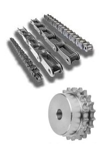 DAKAM – Twój partner w napędach. Najlepsze marki łańcuchów. Obraz jest ucieleśnieniem globalnej inżynierii napędowej i kompleksowej oferty premium. Kompozycja łączy w sobie solidny, techniczny wizerunek łańcuchów rolkowych i kół łańcuchowych od najlepszych światowych marek z profesjonalizmem i dostępnością, jakie budzi autoryzowany polski dystrybutor DAKAM. Dominują w niej metaliczne barwy stali oraz charakterystyczne kolory korporacyjne prezentowanych brandów. W centrum uwagi, na czystej, industrialnej powierzchni (np. metalowym stole warsztatowym lub białym tle), znajduje się starannie zaaranżowany zestaw łańcuchów i kół łańcuchowych, który wizualnie demonstruje dostępność wielu marek premium: • Różnorodność produktów: Prezentowane są solidne łańcuchy rolkowe (np. jedno- i dwurzędowe) oraz precyzyjnie wykonane koła łańcuchowe. • Parada marek premium: Kluczowym elementem jest wyraźne wyeksponowanie oryginalnych opakowań lub produktów z widocznymi logotypami czołowych światowych producentów: o RENOLD: Np. fragment łańcucha z logo lub charakterystyczne niebieskie opakowanie. o Tsubaki: Np. łańcuch z oznaczeniem Tsubaki lub czarno-czerwone pudełko. o Diamond: Np. rozpoznawalne logo na opakowaniu. o Rexnord: Np. solidne koło łańcuchowe z logo Rexnord. Zestawienie tych marek obok siebie jest potężnym komunikatem wizualnym, podkreślającym kompleksowość oferty dystrybutora DAKAM i gwarancję oryginalności. • Jakość wykonania: Widoczna jest wysokogatunkowa stal, precyzja wykonania ogniw i zębów oraz często lekki połysk od konserwującego oleju. Tło jest subtelnie rozmyte (efekt bokeh), ale jednoznacznie wskazuje na profesjonalną, wielkoskalową dystrybucję na terenie Polski: • Nowoczesny magazyn DAKAM: W tle widać rzędy wysokich regałów magazynowych, wypełnionych uporządkowanymi, oryginalnymi opakowaniami różnych producentów łańcuchów i kół (niebieskie, czerwone, czarne itp.). Ten widok wielu marek na półkach wizualnie potwierdza status "kompleksowego dystrybutora". • Logo Dystrybutora: W dyskretnym, ale widocznym miejscu umieszczone jest logo DAKAM, z dopiskiem "Autoryzowany Dystrybutor", co buduje jego markę jako zaufanego partnera w dziedzinie techniki napędowej. Obraz niesie jasny komunikat: "Jako autoryzowany polski dystrybutor DAKAM, posiadamy na stanie pełen asortyment oryginalnych łańcuchów i kół łańcuchowych od najlepszych światowych marek: RENOLD, Tsubaki, Diamond i Rexnord".