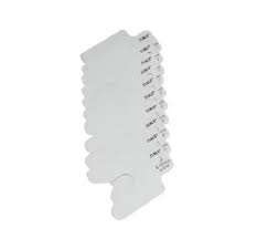 Precyzja w każdym mikronie. Podkładki poziomujące SKF - TMAS dostępne w DAKAM. Obraz jest profesjonalną i precyzyjną kompozycją, która podkreśla inżynierską dokładność i niezawodność podkładek poziomujących z serii TMAS. Całość utrzymana jest w czystej, industrialnej estetyce, gdzie dominują metaliczne odcienie stali nierdzewnej, z której wykonane są podkładki. Tło jest minimalistyczne, studyjne, w odcieniach bieli lub jasnej szarości, co pozwala skupić całą uwagę na produkcie i jego kluczowych cechach. Pierwszy plan – Precyzja w każdym detalu: W centrum uwagi znajduje się starannie zaaranżowany zestaw podkładek TMAS. Kompozycja wizualna skupia się na ich unikalnych cechach: Zestaw podkładek: Ukazanych jest kilka podkładek o różnych grubościach, ułożonych w wachlarz lub precyzyjny stos. To wizualnie komunikuje możliwość dokładnego i warstwowego pozycjonowania maszyn. Wygrawerowane oznaczenia: Ujęcia makro eksponują wyraźne, laserowo grawerowane oznaczenia na każdej podkładce. Widoczna jest grubość (np. "0.05 mm", "0.10 mm", "1.00 mm"), co podkreśla łatwość identyfikacji i precyzję. Wysoka jakość wykonania: Podkładki lśnią gładką, idealnie wykończoną powierzchnią ze stali nierdzewnej, co symbolizuje ich odporność na korozję, odkształcenia i agresywne środowiska przemysłowe. Charakterystyczny otwór lub wycięcie ułatwiające montaż i demontaż jest również dobrze widoczny. Walizka transportowa (opcjonalnie): W tle może być widoczna otwarta, profesjonalna walizka, w której podkładki są uporządkowane według grubości. Podkreśla to kompletność i profesjonalizm zestawu. Tło i branding – Partnerstwo dla precyzji: Tło jest subtelne, ale profesjonalne. W sposób klarowny i partnerski umieszczono na nim logotypy: Logo producenta (np. SKF): Jeśli podkładki są tej marki (TMAS to oznaczenie serii SKF), jego obecność symbolizuje światowego lidera w dziedzinie utrzymania ruchu i niezawodności. Logo DAKAM: Pozycjonuje firmę jako zaufanego dystrybutora i partnera technicznego na rynku wrocławskim. Komunikuje dostępność specjalistycznych narzędzi, fachowe doradztwo i wsparcie w doborze odpowiednich rozwiązań dla precyzyjnego ustawiania maszyn. Logotypy umieszczone obok siebie tworzą spójny komunikat o synergii między światowej klasy producentem a kompetentnym lokalnym dostawcą. Przesłanie i hasło reklamowe: Obraz niesie jasny komunikat o precyzji, niezawodności i profesjonalizmie. Skierowany jest do techników utrzymania ruchu, mechaników i inżynierów odpowiedzialnych za precyzyjne ustawianie, osiowanie i montaż maszyn przemysłowych. Całość może być zwieńczona hasłem, które oddaje istotę produktu i współpracy: "Precyzja w każdym mikronie. Podkładki poziomujące TMAS dostępne w DAKAM." "DAKAM – Twój partner w precyzyjnym ustawianiu maszyn." "Idealne osiowanie zaczyna się tutaj. Profesjonalne podkładki TMAS od DAKAM Wrocław."