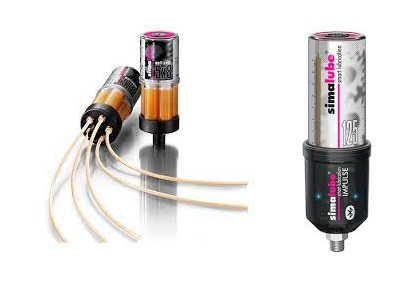 Simalube IMPULSE (Simatec). Inteligentne smarowanie automatyczne. Obraz jest ucieleśnieniem szwajcarskiej innowacji w technologii smarowania, z wyraźnym naciskiem na najbardziej zaawansowany produkt firmy Simatec – smarownicę Simalube IMPULSE. Kompozycja jest czysta, high-tech i skupiona na produkcie, emanując niezawodnością, inteligentną kontrolą i doskonałą widocznością pracy. Dominują w niej charakterystyczne barwy Simalube – intensywny niebieski, przezroczysty korpus, połączone z czerwonymi akcentami (LED), co podkreśla techniczny charakter, status premium i zaawansowaną funkcjonalność. W centrum uwagi, na czystej, metalowej lub białej powierzchni, znajduje się smarownica automatyczna Simalube IMPULSE. Ujęcie powinno być szczegółowe, eksponujące jej unikalne cechy: • Przezroczysty korpus: Widoczny jest charakterystyczny, przezroczysty zbiornik Simalube, przez który widać smar/olej, umożliwiający wizualną kontrolę. • Moduł IMPULSE (górna część): Kluczowym elementem jest górny moduł IMPULSE, który wyróżnia się: o Cyfrowy wyświetlacz (lub diody LED): Wyraźnie widoczne są zielone lub czerwone diody LED (lub mały cyfrowy wyświetlacz), które sygnalizują status pracy, alarmy (np. koniec smaru, błąd) lub wybrane ustawienia. Ujęcie może pokazywać aktywne światło LED, co podkreśla działanie. o Przyciski sterujące: Obok wyświetlacza widoczne są małe, intuicyjne przyciski do programowania i regulacji. o Solidna konstrukcja: Moduł jest solidnie osadzony na smarownicy, często w intensywnym niebieskim kolorze, ale z wyraźnymi kontrastującymi elementami. • Sygnalizacja ciśnienia (opcjonalnie): Smarownica jest podłączona do punktu smarnego (sugerowanego przez krótką rurkę/wężyk), a moduł IMPULSE może być wyposażony w czujnik ciśnienia, co można zasugerować poprzez jego zaawansowany wygląd. • Marka Premium: Na module IMPULSE i/lub na przezroczystym korpusie widoczne jest wyraźne, oryginalne logo "simalube IMPULSE" (produktu firmy Simatec). Tło jest minimalistyczne i studyjne (np. białe lub jasnoszare z delikatnym efektem bokeh), aby cała uwaga skupiła się na produkcie i jego innowacyjnej konstrukcji. Możliwe jest delikatne zasugerowanie zastosowania (np. fragment maszyny CNC w tle, ale mocno rozmyty). Obraz niesie jasny komunikat: "Simalube IMPULSE to innowacyjna smarownica automatyczna firmy Simatec, która oferuje inteligentne monitorowanie, kontrolę ciśnienia i precyzyjne dozowanie smaru, zapewniając optymalne smarowanie i maksymalną niezawodność maszyn".