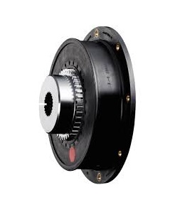 Sprzęgła KTR BoWex-ELASTIC®. Tłumienie drgań skrętnych. DAKAM Obraz jest ucieleśnieniem zaawansowanej technologii tłumienia drgań i ochrony układów napędowych, szczególnie tych napędzanych silnikami spalinowymi. Kompozycja skupia się na charakterystycznej, masywnej budowie sprzęgła KTR BoWex-ELASTIC®, łącząc wizerunek solidnego elastomeru z profesjonalizmem i dostępnością, jakie oferuje autoryzowany polski dystrybutor DAKAM. Dominują w niej barwy: głęboka, matowa czerń (element gumowy) oraz lśniąca stal (piasta). W centrum uwagi, na czystej, industrialnej powierzchni (np. metalowym stole warsztatowym lub palecie), znajduje się starannie wyeksponowane sprzęgło kołnierzowe KTR BoWex-ELASTIC®: • Masywny element elastomerowy: Absolutnie dominujący element wizualny. Widoczny jest duży, pierścieniowy element wykonany z wysokiej jakości czarnego kauczuku naturalnego. Jego grubość i solidna struktura wizualnie komunikują zdolność do tłumienia drgań skrętnych generowanych przez silniki diesla oraz kompensacji dużych przemieszczeń. • Kołnierz przyłączeniowy: Zewnętrzna krawędź elastomeru jest zwulkanizowana z pierścieniem kołnierzowym (często z otworami montażowymi wg normy SAE), co sugeruje bezpośredni montaż do koła zamachowego silnika. • Piasta BoWex: Wewnątrz pierścienia gumowego osadzona jest stalowa piasta z uzębieniem łukowym. To połączenie (guma-metal) jest kluczowe dla zasady działania sprzęgła. • Zasada montażu: Ujęcie sugeruje osiowy montaż ("plug-in"), co jest ułatwieniem dla serwisantów. • Marka Premium: Na gumowym elemencie lub metalowym kołnierzu widoczne jest wyraźne, wytłoczone oznaczenie "KTR" oraz typ "BoWex-ELASTIC®", co jest gwarancją autentyczności. Tło jest subtelnie rozmyte (efekt bokeh), ale jednoznacznie wskazuje na profesjonalną dystrybucję na terenie Polski: • Nowoczesny magazyn DAKAM: W tle widać rzędy wzmocnionych regałów magazynowych. Są one wypełnione solidnymi opakowaniami lub sprzęgłami ułożonymi na paletach (ze względu na ich gabaryty). Duża ilość towaru na stanie wizualnie potwierdza status "sprawdzonego dystrybutora". • Logo Dystrybutora: W dyskretnym, ale widocznym miejscu umieszczone jest logo DAKAM, z dopiskiem "Autoryzowany Dystrybutor KTR", co buduje jego markę jako zaufanego partnera w dziedzinie napędów ciężkich i mobilnych. Obraz niesie jasny komunikat: "Jako autoryzowany polski dystrybutor DAKAM, posiadamy na stanie specjalistyczne, wysokoelastyczne sprzęgła KTR BoWex-ELASTIC®, idealne do łączenia silników spalinowych z maszynami roboczymi (kompresory, generatory, pompy), zapewniając ochronę przed drganiami krytycznymi".