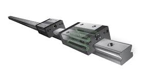 THK: Seria SHS ; SHW ; SSR ; SNR i SNS ; SRS ; SCR Obraz jest ucieleśnieniem najwyższej japońskiej precyzji i innowacyjności, które są synonimem marki THK – pioniera i globalnego lidera w produkcji prowadnic liniowych (LM Guides). Kompozycja łączy w sobie sterylny, high-tech'owy wizerunek produktów z profesjonalizmem i zaufaniem, jakie budzi sprawdzony polski dystrybutor DAKAM. W centrum uwagi, na czystej, metalowej lub białej powierzchni, znajduje się flagowy produkt THK – prowadnica liniowa z wózkiem kulkowym wykorzystującym technologię Caged Ball®. • Technologia Caged Ball® (Koszyk kulkowy): Kluczowy element kompozycji. Ujęcie makro eksponuje wnętrze wózka (bloku liniowego), gdzie widoczne są precyzyjnie ułożone kulki, oddzielone od siebie elementami koszyka (retainera). Ten uporządkowany układ wizualnie komunikuje główne zalety technologii: ultra-płynny i cichy ruch, eliminację tarcia między kulkami, doskonałe utrzymanie smaru i długotrwałą, bezobsługową pracę. • Precyzja wykonania: Cały komponent – zarówno lśniąca, idealnie wyszlifowana szyna (rail), jak i kompaktowy wózek (block) – emanuje najwyższą jakością obróbki. • Marka Premium: Na bocznej powierzchni wózka widoczne jest wyraźne, laserowo grawerowane logo "THK", co jest gwarancją autentyczności i najwyższej klasy produktu. Tło jest subtelnie rozmyte (efekt bokeh), ale jednoznacznie wskazuje na profesjonalną, wielkoskalową dystrybucję na terenie Polski: • Nowoczesny magazyn DAKAM: W tle widać rzędy wysokich regałów magazynowych, wypełnionych uporządkowanymi, oryginalnymi opakowaniami THK. Duża ilość towaru na stanie wizualnie potwierdza status "sprawdzonego dystrybutora" i gwarantuje szybkie dostawy. • Kontekst "w Polsce": W rogu obrazu lub jako element graficzny (np. flaga na opakowaniu, znak "Polski Dystrybutor") umieszczony jest akcent podkreślający krajową dystrybucję. • Logo Dystrybutora: W dyskretnym, ale widocznym miejscu umieszczone jest logo DAKAM, z dopiskiem "Autoryzowany Dystrybutor THK", co buduje jego markę jako zaufanego partnera. Obraz niesie jasny komunikat: "Jako sprawdzony polski dystrybutor DAKAM, posiadamy pełen asortyment innowacyjnych prowadnic liniowych THK z technologią Caged Ball®, dostępnych natychmiast z naszego magazynu". Jest skierowany do konstruktorów, producentów maszyn CNC, robotyki i działów utrzymania ruchu poszukujących najwyższej precyzji i niezawodności.