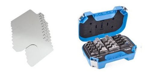 Obraz jest profesjonalną i klarowną prezentacją produktu, kt&oacute;ra podkreśla jego przeznaczenie do precyzyjnych zadań w ciężkim przemyśle. Ukazuje opakowanie 10 sztuk podkładek do osiowania maszyn SKF TMAS 200-300. Kompozycja jest czysta i techniczna, z dominującym metalicznym odcieniem stali nierdzewnej, z kt&oacute;rej wykonane są podkładki. Tło jest minimalistyczne, studyjne, najczęściej w odcieniu bieli, co pozwala w pełni skupić się na produkcie.  Pierwszy plan &ndash; Narzędzie do precyzyjnej regulacji:  W centrum uwagi znajduje się stos 10 identycznych podkładek precyzyjnych. Kompozycja wizualna skupia się na ich kluczowych cechach:  Duży rozmiar: Podkładki o wymiarach 200 x 200 mm są wyraźnie większe niż standardowe, co komunikuje ich przeznaczenie do poziomowania dużych i ciężkich maszyn przemysłowych, takich jak potężne silniki, generatory czy przekładnie.  Solidna grubość: Wszystkie podkładki w zestawie mają tę samą, znaczną grubość 3,00 mm, co jest widoczne na krawędzi stosu. Podkreśla to ich rolę w znaczącej korekcji wysokości.  Wysoka jakość wykonania: Podkładki lśnią gładką, idealnie wykończoną powierzchnią ze stali nierdzewnej (AISI 304), co symbolizuje ich odporność na korozję, odkształcenia i agresywne środowiska przemysłowe.  Funkcjonalny design: Charakterystyczne, duże wycięcie (o szerokości 55 mm) jest dobrze widoczne. Jego rozmiar jest dopasowany do dużych śrub fundamentowych, co ułatwia montaż i demontaż bez konieczności podnoszenia całej maszyny.  Precyzyjne oznaczenia: Na g&oacute;rnej podkładce w stosie widoczne jest wyraźne, laserowo grawerowane oznaczenie, zawierające logo SKF oraz wymiary, np. "200x200x3.0", co eliminuje pomyłki i świadczy o profesjonalizmie produktu.  Tło i branding:  Tło jest neutralne, aby nie odwracać uwagi od produktu. Branding jest realizowany bezpośrednio przez logo SKF na samych podkładkach. Obok stosu może znajdować się etykieta opakowania z pełnym oznaczeniem "SKF TMAS 200-300", co dodatkowo identyfikuje produkt.  Przesłanie i hasło reklamowe (optymalizacja SEO):  Obraz niesie jasny komunikat o precyzji, wytrzymałości i niezawodności w osiowaniu ciężkich maszyn przemysłowych. Skierowany jest do technik&oacute;w utrzymania ruchu, mechanik&oacute;w i inżynier&oacute;w pracujących w branżach takich jak energetyka, g&oacute;rnictwo, przemysł cementowy czy stoczniowy.  Całość może być wzmocniona hasłem, kt&oacute;re zawiera kluczowe frazy:  "Precyzja dla najcięższych maszyn. Podkładki SKF TMAS 200-300."  "Solidne i niezawodne osiowanie. Zestaw podkładek SKF do dużych obciążeń."  "Profesjonalne narzędzia dla utrzymania ruchu &ndash; podkładki SKF TMAS 200x200x3.0 mm."