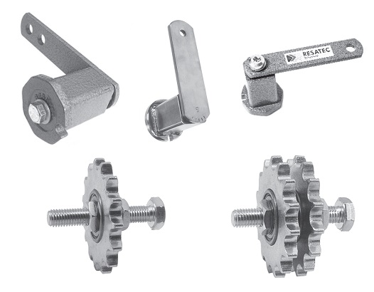 Obraz jest ucieleśnieniem szwajcarskiej inżynierii w dziedzinie technologii napinania i tłumienia drgań, kt&oacute;re są synonimami marki RESATEC. Kompozycja jest czysta, techniczna i niezwykle precyzyjna. Dominują w niej chłodne, metaliczne barwy aluminium i stali oraz głęboka czerń element&oacute;w gumowych, co podkreśla techniczny charakter i solidność produkt&oacute;w. Całość jest osadzona w kontekście autoryzowanego polskiego dystrybutora DAKAM. W centrum uwagi, na czystej, metalowej lub białej powierzchni, znajduje się starannie zaaranżowany zestaw flagowych produkt&oacute;w RESATEC: &bull;	Napinacze łańcuch&oacute;w i pas&oacute;w: Stanowią wizualny rdzeń kompozycji. Prezentowane są solidne napinacze (np. typu K, S, M) z charakterystycznym elementem sprężynującym na bazie gumy. Ich masywna, aluminiowa lub stalowa konstrukcja komunikuje niezawodność i zdolność do automatycznego kompensowania luz&oacute;w w napędach. &bull;	Wibroizolatory (Amortyzatory gumowo-metalowe): Obok napinaczy leżą solidne wibroizolatory. Widoczne są elementy o r&oacute;żnych kształtach (np. cylindryczne, stożkowe) ze zintegrowanymi śrubami montażowymi, co wizualnie komunikuje szeroką ofertę w zakresie tłumienia drgań i izolacji maszyn. &bull;	Marka Premium: Na metalowych korpusach widoczne jest wyraźne, precyzyjnie wykonane logo "RESATEC", co jest gwarancją autentyczności i szwajcarskiej jakości. Tło jest subtelnie rozmyte (efekt bokeh), ale jednoznacznie wskazuje na profesjonalną, wielkoskalową dystrybucję na terenie Polski: &bull;	Nowoczesny magazyn DAKAM: W tle widać rzędy wysokich regał&oacute;w magazynowych, wypełnionych uporządkowanymi, oryginalnymi opakowaniami RESATEC. Duża ilość towaru na stanie wizualnie potwierdza status "sprawdzonego dystrybutora". &bull;	Logo Dystrybutora: W dyskretnym, ale widocznym miejscu umieszczone jest logo DAKAM, z dopiskiem "Autoryzowany Dystrybutor RESATEC", co buduje jego markę jako zaufanego partnera w dziedzinie technologii napęd&oacute;w i wibroizolacji. Obraz niesie jasny komunikat: "Jako autoryzowany polski dystrybutor DAKAM, posiadamy pełen asortyment specjalistycznych napinaczy łańcuch&oacute;w i pas&oacute;w oraz wibroizolator&oacute;w RESATEC, niezbędnych do zapewnienia cichej i bezawaryjnej pracy maszyn".