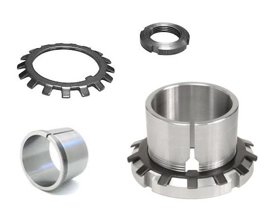Obraz przedstawia tuleje łożyskowe wyprodukowane przez firmę FAG.  Tuleje te mają cylindryczny kształt i są wykonane ze stali. W zależności od typu, są to zazwyczaj tuleje wciągane (adapter sleeves) lub tuleje wciskane (withdrawal sleeves). Tuleje wciągane posiadają stożkową średnicę wewnętrzną i są używane do mocowania łożysk z otworem stożkowym na wałach walcowych. Towarzyszą im zazwyczaj nakrętka łożyskowa oraz podkładka zabezpieczająca. Na powierzchni tulei widoczne są gwinty do nakrętki oraz charakterystyczne logo FAG.