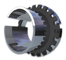 Obraz przedstawia tuleje łożyskowe wciągane (ang. adapter sleeves) firmy FAG. Są to cylindryczne, stalowe elementy o gładkiej, walcowej powierzchni wewnętrznej i stożkowej powierzchni zewnętrznej (o typowym zbieżności 1:12). Tuleje wciągane są kluczowe do mocowania łożysk z otworem stożkowym na wałach walcowych, zar&oacute;wno gładkich, jak i stopniowanych. Montaż odbywa się przez wciskanie łożyska na tuleję, co powoduje jej osiowe przesunięcie i tym samym pewne zamocowanie na wale. Komplet zawiera tuleję, nakrętkę łożyskową (KM) oraz podkładkę zabezpieczającą (MB). Na powierzchni tulei widoczne jest nacięcie wzdłużne oraz gwint do nakrętki. Produkty te noszą typowe oznaczenie H i numery katalogowe, np. H204.