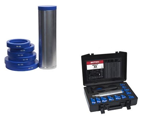 Zestawy do montażu łożysk BETEX Impact 39 i 33. Dostępne w DAKAM. Obraz jest ucieleśnieniem holenderskiej inżynierii i profesjonalizmu w dziedzinie bezpiecznego montażu łożysk na zimno, które są synonimami marki BETEX (produkt BEGA Special Tools). Kompozycja łączy w sobie solidny, techniczny wizerunek kompletnych zestawów narzędzi Impact 39 i Impact 33 z zaufaniem i dostępnością, jakie budzi autoryzowany polski dystrybutor DAKAM. Dominują w niej charakterystyczne dla BETEX barwy – intensywny pomarańczowy walizki, czerń pierścieni i aluminium tulei. W centrum uwagi, na czystej, industrialnej powierzchni (np. metalowym stole warsztatowym lub białym tle), znajdują się dwie otwarte, solidne walizki transportowe, zawierające zestawy BETEX Impact 39 oraz BETEX Impact 33: • Profesjonalne walizki: Obie walizki są wytrzymałe, w charakterystycznym pomarańczowym kolorze z wyraźnym logo "BETEX" oraz oznaczeniami modeli "Impact 39" i "Impact 33". Ich wnętrza są wyprofilowane (np. piankowa wytłoczka), idealnie dopasowane do wszystkich elementów zestawów, co podkreśla porządek i profesjonalizm. • Porównanie i różnice: o BETEX Impact 39: Walizka z większą liczbą pierścieni udarowych (zazwyczaj 39) i tulei, sugerująca szerszy zakres zastosowań (większe łożyska lub bardziej uniwersalny zestaw). o BETEX Impact 33: Walizka z mniejszą liczbą pierścieni (zazwyczaj 33) i tulei, sugerująca bardziej kompaktowy lub standardowy zakres zastosowań. Wizualne zestawienie obu walizek obok siebie podkreśla różnorodność oferty w ramach jednej marki. • Kluczowe komponenty (widoczne w obu zestawach): o Pierścienie udarowe: Komplet precyzyjnych pierścieni udarowych (zazwyczaj czarnych, wykonanych z twardego, odpornego na uderzenia tworzywa). Są one starannie ułożone w walizkach. Ujęcie makro może eksponować wyraźne oznaczenia rozmiarów na każdym pierścieniu, co podkreśla łatwość doboru. o Tuleje udarowe: Zestaw solidnych, aluminiowych tulei o różnych długościach, służących do bezpiecznego przeniesienia siły. o Młotek bezodrzutowy: W obu zestawach znajduje się charakterystyczny młotek bezodrzutowy (dead-blow hammer), który wizualnie komunikuje metodę pracy – precyzyjne uderzanie bez ryzyka uszkodzenia komponentów. • Wizualne przesłanie: Całość komunikuje kluczową zasadę prawidłowego montażu – równomierne przykładanie siły tylko do właściwego pierścienia łożyska, aby uniknąć uszkodzenia elementów tocznych. Tło jest subtelnie rozmyte (efekt bokeh), ale jednoznacznie wskazuje na profesjonalną dystrybucję na terenie Polski: • Nowoczesny magazyn DAKAM: W tle widać rzędy wysokich regałów magazynowych, wypełnionych uporządkowanymi, oryginalnymi, pomarańczowymi opakowaniami BEGA/BETEX. Duża ilość towaru na stanie wizualnie potwierdza status "sprawdzonego dystrybutora". • Logo Dystrybutora: W dyskretnym, ale widocznym miejscu umieszczone jest logo DAKAM, z dopiskiem "Autoryzowany Dystrybutor BEGA Special Tools", co buduje jego markę jako zaufanego partnera w dostawach narzędzi. Obraz niesie jasny komunikat: "Jako autoryzowany polski dystrybutor DAKAM, posiadamy na stanie profesjonalne zestawy do montażu łożysk BETEX Impact 39 i Impact 33, niezbędne do zapewnienia bezpiecznego, precyzyjnego i bezuszkodzeniowego montażu na zimno dla szerokiej gamy łożysk".