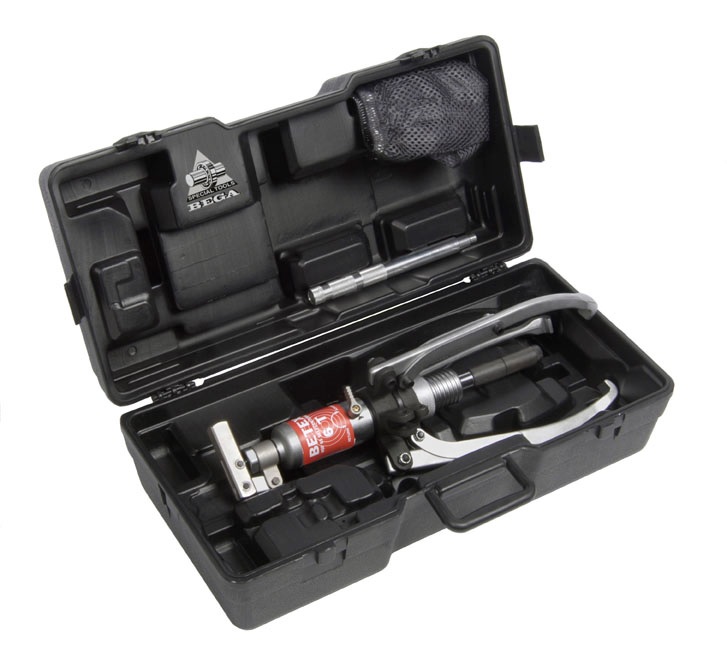 Opis: Zestaw ściągaczy hydraulicznych BEGA BETEX HSP Zdjęcie przedstawia profesjonalny zestaw ściągaczy hydraulicznych BEGA BETEX z serii HSP, ułożonych w kolejności rosnącej nośności. Prezentowane są r&oacute;żne modele, co podkreśla szerokie spektrum zastosowań, od lekkich prac po ciężkie zadania przemysłowe.  Wizualny zakres modeli Na fotografii widoczne są ściągacze o zr&oacute;żnicowanej budowie, co świadczy o ich dopasowaniu do r&oacute;żnych potrzeb. Prawdopodobnie ułożono je od najmniejszego do największego:  BETEX HSP 43 (4 tony) &ndash; najmniejszy i najbardziej kompaktowy model.  BETEX HSP 83 (8 ton)  BETEX HSP 123 (12 ton)  BETEX HSP 203 (20 ton)  BETEX HSP 303 (30 ton) &ndash; największy i najbardziej masywny ściągacz w zestawie.  Cechy sprzętu i detale Każde narzędzie charakteryzuje się solidną, jednolitą budową. Ich kolorystyka jest sp&oacute;jna, często w odcieniach niebieskiego lub czarnego, z wyraźnym logo producenta. Kluczową cechą, kt&oacute;ra odr&oacute;żnia serię HSP od innych, jest funkcja samocentrowania. Widoczne jest to w konstrukcji ramion, kt&oacute;re są połączone w spos&oacute;b zapewniający r&oacute;wnomierne rozłożenie siły i stabilne chwytanie elementu bez potrzeby dodatkowej regulacji.  Zdjęcie może ukazywać ściągacze w ich indywidualnych, dedykowanych walizkach, co podkreśla ich modularność i łatwość transportu. Całość sugeruje, że jest to kompleksowy, wysokiej jakości sprzęt, przeznaczony do bezpiecznego i efektywnego demontażu łożysk, k&oacute;ł zębatych i innych element&oacute;w.