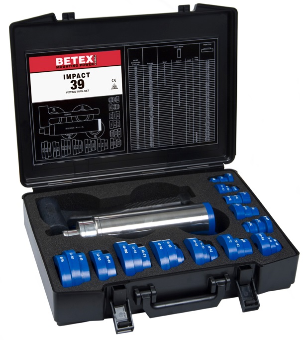 Profesjonalny zestaw do montażu łożysk BETEX Impact 39. Dostępny w DAKAM. Obraz jest ucieleśnieniem holenderskiej inżynierii i profesjonalizmu w dziedzinie bezpiecznego montażu łożysk na zimno, które są synonimami marki BETEX (produkt BEGA Special Tools). Kompozycja łączy w sobie solidny, techniczny wizerunek kompletnego i rozbudowanego zestawu narzędzi Impact 39 z zaufaniem i dostępnością, jakie budzi autoryzowany polski dystrybutor DAKAM. Dominują w niej charakterystyczne dla BETEX barwy – intensywny pomarańczowy walizki, czerń pierścieni i aluminium tulei. W centrum uwagi, na czystej, industrialnej powierzchni (np. metalowym stole warsztatowym lub białym tle), znajduje się otwarta, solidna walizka transportowa zawierająca kompletny zestaw BETEX Impact 39: • Profesjonalna walizka: Wytrzymała walizka w charakterystycznym pomarańczowym kolorze z wyraźnym logo "BETEX" oraz oznaczeniem modelu "Impact 39". Jej wnętrze jest wyprofilowane (np. piankowa wytłoczka), idealnie dopasowane do wszystkich elementów zestawu, co podkreśla porządek i profesjonalizm. • Pierścienie udarowe: Widoczny jest komplet 39 precyzyjnych pierścieni udarowych (zazwyczaj czarnych, wykonanych z twardego, odpornego na uderzenia tworzywa). Są one starannie ułożone w walizce. Ujęcie makro może eksponować wyraźne oznaczenia rozmiarów na każdym pierścieniu, co podkreśla łatwość doboru do szerokiego zakresu średnic łożysk. • Tuleje udarowe: Zestaw solidnych, aluminiowych tulei o różnych długościach, służących do bezpiecznego przeniesienia siły. • Młotek bezodrzutowy: W zestawie znajduje się również charakterystyczny młotek bezodrzutowy (dead-blow hammer), który wizualnie komunikuje metodę pracy – precyzyjne uderzanie bez ryzyka uszkodzenia komponentów. • Wizualne przesłanie: Cały zestaw wizualnie komunikuje kluczową zasadę prawidłowego montażu – równomierne przykładanie siły tylko do właściwego pierścienia łożyska, aby uniknąć uszkodzenia elementów tocznych. Tło jest subtelnie rozmyte (efekt bokeh), ale jednoznacznie wskazuje na profesjonalną dystrybucję na terenie Polski: • Nowoczesny magazyn DAKAM: W tle widać rzędy wysokich regałów magazynowych, wypełnionych uporządkowanymi, oryginalnymi, pomarańczowymi opakowaniami BEGA/BETEX. Duża ilość towaru na stanie wizualnie potwierdza status "sprawdzonego dystrybutora". • Logo Dystrybutora: W dyskretnym, ale widocznym miejscu umieszczone jest logo DAKAM, z dopiskiem "Autoryzowany Dystrybutor BEGA Special Tools", co buduje jego markę jako zaufanego partnera w dostawach narzędzi. Obraz niesie jasny komunikat: "Jako autoryzowany polski dystrybutor DAKAM, posiadamy na stanie profesjonalny, rozbudowany zestaw do montażu łożysk BETEX Impact 39, niezbędny do zapewnienia bezpiecznego i bezuszkodzeniowego montażu na zimno dla szerokiej gamy łożysk".