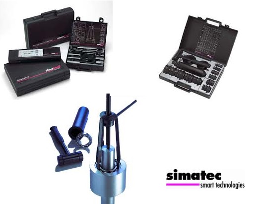 Obraz jest ucieleśnieniem szwajcarskiej precyzji i inżynierii w dziedzinie bezpiecznego montażu łożysk na zimno, kt&oacute;re są synonimami marki SIMATOOL (produkt firmy Simatec). Kompozycja łączy w sobie sterylny, techniczny wizerunek kompletnego zestawu narzędzi z zaufaniem i dostępnością, jakie budzi autoryzowany polski dystrybutor DAKAM. Dominują w niej charakterystyczne dla marki barwy &ndash; intensywny niebieski walizki, czerń pierścieni i matowe srebro aluminiowych tulei. W centrum uwagi, na czystej, industrialnej powierzchni (np. metalowym stole warsztatowym lub białym tle), znajduje się otwarta, solidna walizka transportowa zawierająca kompletny zestaw SIMATOOL (np. flagowy model FT 33): &bull;	Profesjonalna walizka: Wytrzymała walizka w charakterystycznym niebieskim kolorze z wyraźnym logo "SIMATOOL". Jej wnętrze jest wyprofilowane (np. piankowa wytłoczka), idealnie dopasowane do wszystkich element&oacute;w zestawu, co podkreśla porządek i profesjonalizm. &bull;	Pierścienie udarowe: Widoczny jest komplet precyzyjnych pierścieni udarowych (zazwyczaj 33 sztuki w zestawie FT 33), wykonanych z twardego, czarnego tworzywa (poliamid). Są one starannie ułożone w walizce. Ujęcie makro może eksponować wyraźne oznaczenia rozmiar&oacute;w na każdym pierścieniu, co podkreśla łatwość doboru odpowiedniego narzędzia. &bull;	Tuleje udarowe: Zestaw lekkich, aluminiowych tulei o r&oacute;żnych długościach, służących do przeniesienia siły. &bull;	Młotek bezodrzutowy: W zestawie znajduje się r&oacute;wnież charakterystyczny młotek bezodrzutowy (dead-blow hammer), kt&oacute;ry wizualnie komunikuje metodę pracy &ndash; precyzyjne uderzanie bez ryzyka uszkodzenia komponent&oacute;w. &bull;	Wizualne przesłanie: Cały zestaw wizualnie komunikuje kluczową zasadę prawidłowego montażu &ndash; r&oacute;wnomierne przykładanie siły tylko do właściwego pierścienia łożyska, aby uniknąć uszkodzenia element&oacute;w tocznych. Tło jest subtelnie rozmyte (efekt bokeh), ale jednoznacznie wskazuje na profesjonalną dystrybucję na terenie Polski: &bull;	Nowoczesny magazyn DAKAM: W tle widać rzędy wysokich regał&oacute;w magazynowych, wypełnionych uporządkowanymi, oryginalnymi, niebieskimi opakowaniami SIMATOOL/Simatec. Duża ilość towaru na stanie wizualnie potwierdza status "sprawdzonego dystrybutora". &bull;	Logo Dystrybutora: W dyskretnym, ale widocznym miejscu umieszczone jest logo DAKAM, z dopiskiem "Autoryzowany Dystrybutor SIMATOOL/Simatec", co buduje jego markę jako zaufanego partnera w dostawach specjalistycznych narzędzi. Obraz niesie jasny komunikat: "Jako autoryzowany polski dystrybutor DAKAM, posiadamy na stanie profesjonalne, szwajcarskie zestawy do montażu łożysk SIMATOOL (np. FT 33), niezbędne do zapewnienia bezpiecznego, precyzyjnego i bezuszkodzeniowego montażu na zimno".