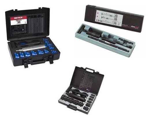 Obraz jest ucieleśnieniem profesjonalizmu i bezpieczeństwa w dziedzinie utrzymania ruchu, prezentując ofertę czterech czołowych światowych marek w zakresie narzędzi do montażu. Kompozycja jest czysta, techniczna i skupiona na produktach, emanując solidnością i gotowością do precyzyjnego, bezuszkodzeniowego montażu na zimno. Dominują w niej przemysłowe barwy &ndash; wysokogatunkowa stal, aluminium, czerń oraz charakterystyczne akcenty kolorystyczne marek (np. niebieski SKF/SIMATOOL, czerwony TIMKEN, pomarańczowy BEGA). W centrum uwagi, na czystej, industrialnej powierzchni (np. metalowym stole warsztatowym lub białym tle), znajduje się starannie zaaranżowany zestaw komponent&oacute;w z r&oacute;żnych zestaw&oacute;w montażowych, kt&oacute;ry wizualnie demonstruje dostępność wielu marek premium: &bull;	R&oacute;żnorodność komponent&oacute;w: Prezentowany jest reprezentatywny zestaw kluczowych element&oacute;w: o	Pierścienie udarowe: Kilka precyzyjnych pierścieni udarowych (wykonanych z aluminium lub twardego tworzywa), dopasowanych do r&oacute;żnych średnic łożysk. o	Tuleje udarowe: Solidne tuleje (aluminiowe lub stalowe), służące do przeniesienia siły. o	Młotek bezodrzutowy: Charakterystyczny młotek (dead-blow hammer) niezbędny do bezpiecznego uderzania. &bull;	Parada marek premium: Kluczowym elementem jest wyraźne wyeksponowanie oryginalnych oznaczeń na poszczeg&oacute;lnych komponentach lub (co bardziej prawdopodobne) na otwartych walizkach transportowych tych zestaw&oacute;w: o	TIMKEN: Np. charakterystyczny czerwono-czarny zestaw. o	BEGA (BETEX): Np. pomarańczowa lub czarna walizka z zestawem (np. BLF 201). o	SKF: Ikoniczny niebieski zestaw (np. TMFT 36). o	SIMATOOL (Simatec): Np. precyzyjny zestaw w niebieskiej walizce (np. FT 33). Zestawienie tych marek obok siebie jest potężnym komunikatem wizualnym, podkreślającym kompleksowość oferty dystrybutora DAKAM. Tło jest subtelnie rozmyte (efekt bokeh), ale jednoznacznie wskazuje na profesjonalną dystrybucję na terenie Polski: &bull;	Nowoczesny magazyn DAKAM: W tle widać rzędy wysokich regał&oacute;w magazynowych, wypełnionych uporządkowanymi, oryginalnymi opakowaniami narzędzi UR od r&oacute;żnych producent&oacute;w (niebieskie SKF, czerwone TIMKEN, pomarańczowe BEGA itp.). &bull;	Logo Dystrybutora: W dyskretnym, ale widocznym miejscu umieszczone jest logo DAKAM, z dopiskiem "Centrum Utrzymania Ruchu" lub "Autoryzowany Dystrybutor", co buduje jego markę jako zaufanego partnera. Obraz niesie jasny komunikat: "Jako sprawdzony polski dystrybutor DAKAM, posiadamy na stanie profesjonalne zestawy do montażu łożysk od najlepszych światowych marek (TIMKEN, BEGA, SKF, SIMATOOL), niezbędne do bezpiecznego i precyzyjnego montażu na zimno".