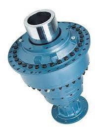 Precyzyjne przekładnie planetarne. Wysoki moment i niskie luzy. Obraz jest ucieleśnieniem najwyższej precyzji, wysokiej gęstości mocy i kompaktowej budowy, które są kluczowe dla serwonapędów, robotyki i automatyki precyzyjnej. Kompozycja łączy w sobie sterylny, high-tech'owy wizerunek przekładni planetarnych z profesjonalizmem i dostępnością, jakie budzi autoryzowany polski dystrybutor DAKAM. Dominują w niej metaliczne barwy (stal, anodowane aluminium). W centrum uwagi, na czystej, industrialnej powierzchni (np. metalowym stole warsztatowym lub białym tle), znajduje się starannie zaaranżowany zestaw precyzyjnych reduktorów planetarnych: • Kompaktowa budowa: Prezentowane są solidne, cylindryczne korpusy przekładni, które wizualnie komunikują wysoką moc w małej obudowie. • Kluczowy detal – Przekrój: Obok kompletnego reduktora znajduje się jego przekrój (lub grafika koncepcyjna), który jest kluczowy dla identyfikacji tego produktu. Wyraźnie widoczna jest wewnętrzna budowa: 1. Centralne koło słoneczne (sun gear) – na wale wejściowym. 2. Koła planetarne (planet gears) – obracające się wokół koła słonecznego. 3. Zewnętrzny pierścień zębaty (ring gear) – z uzębieniem wewnętrznym, stanowiący obudowę. Ten widok wizualnie komunikuje zasadę działania oraz zdolność do przenoszenia wysokich momentów obrotowych przy niskich luzach. • Gotowość do montażu: Widoczny jest kołnierz montażowy do bezpośredniego połączenia z serwomotorem oraz solidny wał wyjściowy. • Marki: Na korpusach widoczne są logotypy czołowych producentów (np. Neugart, Wittenstein, Bonfiglioli, Siemens), co buduje zaufanie do oferty dystrybutora. Tło jest subtelnie rozmyte (efekt bokeh), ale jednoznacznie wskazuje na profesjonalną dystrybucję na terenie Polski: • Nowoczesny magazyn DAKAM: W tle widać rzędy wysokich regałów magazynowych. Na półkach składowane są oryginalne opakowania (kartony) czołowych marek. Duża ilość towaru na stanie wizualnie potwierdza status "sprawdzonego dystrybutora". • Logo Dystrybutora: W dyskretnym, ale widocznym miejscu umieszczone jest logo DAKAM, z dopiskiem "Centrum Precyzyjnych Napędów" lub "Autoryzowany Dystrybutor", co buduje jego markę jako zaufanego partnera. Obraz niesie jasny komunikat: "Jako sprawdzony polski dystrybutor DAKAM, posiadamy na stanie pełen asortyment precyzyjnych przekładni planetarnych od najlepszych producentów, idealnych do najbardziej wymagających zastosowań w robotyce i CNC".