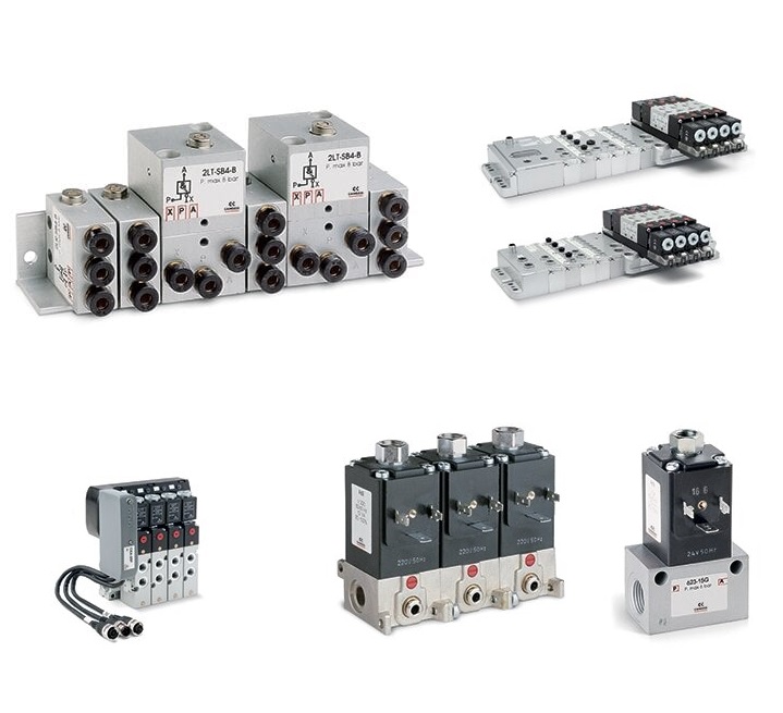 Camozzi Automation - naljepsza oferta w DAKAM Na zdjęciu widoczne są zaawansowane wyspy zaworowe firmy Camozzi Automation, kluczowe komponenty nowoczesnych systemów pneumatyki przemysłowej. Elementy centralne: Głównym elementem jest zintegrowany, modułowy blok, najprawdopodobniej należący do nowoczesnej Serii D lub wszechstronnej Serii 3. Blok ma zazwyczaj srebrną lub ciemnoszarą, metaliczną obudowę z tworzywa sztucznego i aluminium. Na jego powierzchni zamontowanych jest szereg identycznych elektrozaworów, ustawionych równo jeden obok drugiego. Szczegóły wizualne: Elektrozawory: Każdy elektrozawór posiada charakterystyczną czarną cewkę, często z logo Camozzi. Mogą być wyposażone w diody LED sygnalizujące stan pracy (włączenie/wyłączenie) oraz przyciski do ręcznego sterowania. Moduł komunikacyjny: Na jednym z końców wyspy znajduje się większy moduł – jest to interfejs komunikacyjny (węzeł sieciowy). Wyposażony jest w złącza przemysłowe, takie jak okrągłe M12 lub prostokątne złącze wielostykowe (np. Sub-D), służące do podłączenia sterownika PLC i zasilania. Często posiada również wskaźniki LED informujące o stanie komunikacji sieciowej (np. dla protokołów PROFINET, EtherNet/IP, IO-Link). Przyłącza pneumatyczne: Z boku lub od spodu bloku widoczne są liczne przyłącza pneumatyczne (porty) do podłączenia przewodów ze sprężonym powietrzem, które prowadzą do siłowników i innych elementów wykonawczych w maszynie. Oznaczenia: Na poszczególnych elementach wyspy można dostrzec precyzyjne oznaczenia techniczne, numery portów oraz logo producenta, co podkreśla jej przemysłowy charakter. Ogólne wrażenie: Obraz prezentuje produkt o wysokiej precyzji wykonania, charakteryzujący się kompaktowością i modułowością. Uporządkowana konstrukcja, w której wiele zaworów i połączeń elektrycznych jest zintegrowanych w jednej obudowie, ilustruje główną zaletę wysp zaworowych: uproszczenie instalacji, oszczędność miejsca i zaawansowane możliwości sterowania w zautomatyzowanych procesach produkcyjnych.
