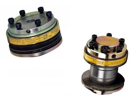 Obraz jest ucieleśnieniem bezpieczeństwa maszyn i mechanicznej ochrony przed przeciążeniem. Kompozycja skupia się na solidnej, modułowej konstrukcji sprzęgła KTR RUFLEX&reg;, łącząc techniczny detal mechanizmu ciernego z profesjonalizmem i dostępnością, jakie oferuje autoryzowany polski dystrybutor DAKAM. Dominują w niej barwy przemysłowe: ocynkowana stal (złocista lub srebrna), ciemne okładziny cierne oraz techniczna szarość. W centrum uwagi, na czystej, industrialnej powierzchni (np. metalowym stole warsztatowym), znajduje się starannie wyeksponowane sprzęgło przeciążeniowe KTR RUFLEX&reg;: &bull;	Nakrętka Regulacyjna: Najbardziej charakterystyczny element &ndash; duża, gwintowana nakrętka dociskowa z otworami na klucz hakowy. Jej obecność wizualnie komunikuje gł&oacute;wną funkcję: możliwość płynnej regulacji momentu poślizgu. &bull;	Pakiet Sprężyn Talerzowych: Pod nakrętką widoczny jest stos sprężyn talerzowych, kt&oacute;re generują siłę docisku. To serce mechanizmu, gwarantujące precyzję zadziałania. &bull;	Okładziny Cierne: Pomiędzy elementami stalowymi widoczne są wysokiej jakości, bezazbestowe tarcze cierne. &bull;	Koło Łańcuchowe (Opcjonalnie): Sprzęgło jest często pokazane z zamontowanym kołem łańcuchowym (lub pasowym) między okładzinami, co ilustruje gotowe do pracy rozwiązanie &ndash; napęd z zabezpieczeniem. &bull;	Marka Premium: Na stalowym korpusie widoczne jest trwałe, wybite lub grawerowane logo "KTR" oraz oznaczenie typu "RUFLEX&reg;", co jest gwarancją autentyczności. Tło jest subtelnie rozmyte (efekt bokeh), ale jednoznacznie wskazuje na profesjonalną dystrybucję na terenie Polski: &bull;	Nowoczesny magazyn DAKAM: W tle widać rzędy regał&oacute;w z systemem drobnicowym, wypełnionych uporządkowanymi, oryginalnymi opakowaniami KTR. Duża ilość towaru na stanie wizualnie potwierdza status "sprawdzonego dystrybutora". &bull;	Logo Dystrybutora: W dyskretnym, ale widocznym miejscu umieszczone jest logo DAKAM, z dopiskiem "Autoryzowany Dystrybutor KTR", co buduje markę jako eksperta od zabezpieczeń napęd&oacute;w. Obraz niesie jasny komunikat: "Jako autoryzowany polski dystrybutor DAKAM, posiadamy na stanie niezawodne sprzęgła przeciążeniowe KTR RUFLEX&reg;, kt&oacute;re skutecznie chronią Twoje maszyny przed kosztownymi awariami w przypadku zablokowania napędu".