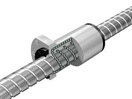 Obraz jest ucieleśnieniem najwyższej japońskiej innowacji i ultra-precyzyjnej mechaniki, kt&oacute;re definiują flagowe produkty THK. Kompozycja jest sterylna, high-tech i niezwykle szczeg&oacute;łowa. Dominują w niej chłodne, metaliczne barwy polerowanej stali, kontrastujące z profesjonalnym wizerunkiem polskiego dystrybutora DAKAM. W centrum uwagi znajduje się mechanizm śrubowo-toczny (śruba kulowa) THK z technologią Caged Ball&reg;. Kluczowe cechy są wyeksponowane w następujący spos&oacute;b: &bull;	Śruba kulowa i nakrętka: Prezentowany jest idealnie wyszlifowany wał śrubowy oraz precyzyjna nakrętka z logo "THK". &bull;	Kluczowy detal &ndash; Przekr&oacute;j lub makro: Najważniejszym elementem obrazu jest przekr&oacute;j nakrętki kulowej (lub ekstremalne zbliżenie na kanał recyrkulacyjny). Wewnątrz wyraźnie widać: o	Kulki łożyskowe, kt&oacute;re nie dotykają się nawzajem. o	Łańcuch kulek (Caged Ball&reg;): Precyzyjny, elastyczny separator z tworzywa sztucznego, kt&oacute;ry otacza każdą kulkę, utrzymując ją w stałej odległości od pozostałych. &bull;	Wizualne przesłanie technologii: Ten widok (kulki oddzielone koszykiem) jest potężnym komunikatem wizualnym, kt&oacute;ry natychmiastowo przekazuje kluczowe zalety: eliminację hałasu (tarcia kulka-o-kulkę), ultra-płynny ruch, wyższe prędkości obrotowe oraz doskonałe utrzymanie smaru. Tło jest subtelnie rozmyte (efekt bokeh), ale jednoznacznie wskazuje na profesjonalną, wielkoskalową dystrybucję na terenie Polski: &bull;	Nowoczesny magazyn DAKAM: W tle widać rzędy wysokich regał&oacute;w magazynowych, wypełnionych uporządkowanymi, oryginalnymi opakowaniami THK oraz długimi tubami do przechowywania śrub. &bull;	Logo Dystrybutora: W dyskretnym, ale widocznym miejscu umieszczone jest logo DAKAM, z dopiskiem "Autoryzowany Dystrybutor THK", co buduje jego markę jako zaufanego partnera. Obraz niesie jasny komunikat: "Jako sprawdzony polski dystrybutor DAKAM, posiadamy najbardziej zaawansowane mechanizmy śrubowo-toczne THK z innowacyjną technologią łańcucha kulek Caged Ball&reg;, dostępne natychmiast z naszego magazynu". Jest skierowany do konstruktor&oacute;w obrabiarek CNC, robotyki i aplikacji high-tech.