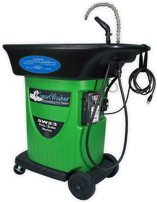 Myjki warsztatowe z bioremediacją. Technologia OzzyJuice® i OzzyMat®. Obraz jest ucieleśnieniem nowoczesnego, bezpiecznego i ekologicznego czyszczenia części w środowisku przemysłowym lub warsztatowym. Kompozycja jest czysta, profesjonalna i skupiona na produkcie, emanując innowacyjnością i dbałością o środowisko pracy. Dominują w niej charakterystyczne dla CRC SmartWasher barwy – solidny niebieski lub szary kolor obudowy – oraz czyste, techniczne tło. W centrum uwagi, na czystej posadzce warsztatowej lub białym tle studyjnym, znajduje się myjka warsztatowa CRC SmartWasher (np. popularny model SW-4 lub SW-28). Jej kluczowe cechy są wyraźnie widoczne: • Solidna konstrukcja: Prezentowana jest wytrzymała, samowystarczalna jednostka myjąca, często wykonana z trwałego tworzywa HDPE. • Ergonomia pracy: Widoczna jest przestronna wanna (zlew) robocza z kratką ociekową, elastyczny wąż z pędzlem przepływowym do precyzyjnego czyszczenia oraz intuicyjny panel sterowania (np. włącznik pompy, grzałki). • System bioremediacji: Kluczowy element wizualny – obok myjki (lub widoczny częściowo pod nią) stoi beczka lub kanister z charakterystycznym, niebieskim płynem myjącym OzzyJuice®. Na powierzchni płynu w wannie lub obok myjki może leżeć biały filtr (mata) OzzyMat®, co wizualnie komunikuje unikalną technologię bioremediacji – rozkładania zanieczyszczeń przez mikroorganizmy. • Marka CRC: Na obudowie myjki widoczne jest wyraźne, oryginalne logo "CRC SmartWasher", co jest gwarancją autentyczności i jakości. Tło jest minimalistyczne i profesjonalne, sugerujące czyste i zorganizowane środowisko pracy. Mogą być widoczne inne elementy wyposażenia warsztatowego, ale utrzymane w drugim planie i lekko rozmyte. Branding jest realizowany głównie przez logo na samej myjce oraz ewentualnie na opakowaniach OzzyJuice®. Logo Dystrybutora: W dyskretnym, ale widocznym miejscu (np. w rogu obrazu) umieszczone jest logo DAKAM, z dopiskiem "Autoryzowany Dystrybutor CRC SmartWasher". • Magazyn DAKAM: Tło może subtelnie sugerować wnętrze nowoczesnego magazynu DAKAM, z widocznymi regałami i opakowaniami produktów CRC. Obraz niesie jasny komunikat o bezpiecznym, wydajnym i ekologicznym rozwiązaniu do czyszczenia części, stanowiącym alternatywę dla tradycyjnych myjek rozpuszczalnikowych. Skierowany jest do właścicieli warsztatów, szefów utrzymania ruchu i specjalistów BHP.