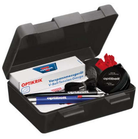 Profesjonalny zestaw serwisowy OPTIBELT SERVICE BOX, składający się z kompletu narzędzi do montażu, demontażu i diagnostyki pas&oacute;w napędowych. Narzędzia zapakowane są w solidną, czarną walizkę z logo OPTIBELT. Wnętrze wyłożone jest precyzyjnie wyciętą pianką, w kt&oacute;rej każde narzędzie ma swoje miejsce, zapewniając bezpieczne przechowywanie. W zestawie widoczne są m.in.: elektroniczny tester napięcia OPTIBELT TT, laserowy wskaźnik osiowania Laser Pointer II, oraz inne akcesoria, takie jak miarki i szablony do pomiaru profili pas&oacute;w.