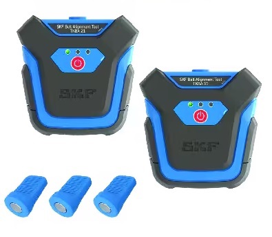 SKF TKBA 31 | DAKAM Na tym zdjęciu widoczny jest profesjonalny zestaw do osiowania kół pasowych SKF TKBA 31, umieszczony w wytrzymałej, czarno-czerwonej walizce transportowej. Wewnątrz walizki znajdują się główne komponenty: emiter laserowy i odbiornik. Oba urządzenia są w kolorze czarnym z charakterystycznymi dla marki SKF, czerwonymi akcentami. Odbiornik ma wyraźny wyświetlacz LCD i podświetlane wskaźniki LED, które ułatwiają precyzyjne odczyty. Zestaw jest ułożony w specjalnie wyprofilowanej piance, co zapewnia bezpieczeństwo narzędzi podczas transportu.