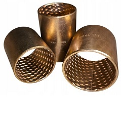 Wysokiej jakości Tuleje Ślizgowe z Brązu – Niezawodność i Trwałość Opis obrazu: Fotografia produktowa przedstawia różnorodne tuleje ślizgowe z brązu, kluczowe komponenty w budowie maszyn i urządzeń. Na zdjęciu widoczne są zarówno tuleje z litego brązu (np. RG7), jak i tuleje ze spieków brązu, które różnią się wykończeniem powierzchni – od gładkiego połysku po matową, porowatą strukturę nasączoną olejem. Różnorodność kształtów, w tym tuleje proste (cylindryczne) oraz tuleje kołnierzowe, ilustruje szerokie możliwości zastosowania tych łożysk ślizgowych. Złocista barwa brązu świadczy o wysokiej zawartości miedzi, co przekłada się na doskonałe właściwości ślizgowe, odporność na korozję i wysoką nośność. Jest to idealny wybór do aplikacji wymagających niezawodności w trudnych warunkach pracy.