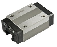 Obraz jest ucieleśnieniem najwyższej japońskiej precyzji i innowacyjności, kt&oacute;re są synonimem marki THK &ndash; pioniera i globalnego lidera w produkcji prowadnic liniowych (LM Guides). Kompozycja łączy w sobie sterylny, high-tech'owy wizerunek kluczowych komponent&oacute;w &ndash; w&oacute;zk&oacute;w i prowadnic &ndash; z profesjonalizmem i zaufaniem, jakie budzi sprawdzony polski dystrybutor DAKAM. W centrum uwagi, na czystej, metalowej lub grafitowej powierzchni, znajduje się kompletny system prowadnicy liniowej THK: &bull;	Prowadnica (Szyna): Długa, lśniąca, precyzyjnie wyszlifowana szyna (rail). Jej idealnie gładkie bieżnie lśnią w studyjnym oświetleniu, symbolizując precyzję i jakość. &bull;	W&oacute;zek (Blok Liniowy): Na szynie osadzony jest kompaktowy, precyzyjnie wykonany w&oacute;zek (block/carriage). &bull;	Technologia Caged Ball/Roller&reg;: Ujęcie makro eksponuje kluczową innowację THK widoczną w w&oacute;zku &ndash; technologię koszyka kulkowego lub wałeczkowego. Widoczne są precyzyjnie ułożone elementy toczne, oddzielone od siebie, co wizualnie komunikuje gł&oacute;wne zalety: ultra-płynny ruch, niski poziom hałasu i długotrwałą, bezobsługową pracę. &bull;	Marka Premium: Na bocznej powierzchni w&oacute;zka widoczne jest wyraźne, laserowo grawerowane logo "THK", co jest gwarancją autentyczności i najwyższej klasy produktu. Tło jest subtelnie rozmyte (efekt bokeh), ale jednoznacznie wskazuje na profesjonalną, wielkoskalową dystrybucję na terenie Polski: &bull;	Nowoczesny magazyn DAKAM: W tle widać rzędy wysokich regał&oacute;w magazynowych, wypełnionych uporządkowanymi, oryginalnymi opakowaniami THK (pudełka z w&oacute;zkami) oraz długimi tubami (z prowadnicami). &bull;	Centrum Konfekcjonowania: W dalszym tle widoczny jest fragment warsztatu serwisowego z precyzyjną maszyną do cięcia prowadnic na wymiar. To wizualny dow&oacute;d na "kompleksową" obsługę. &bull;	Logo Dystrybutora: W dyskretnym, ale widocznym miejscu umieszczone jest logo DAKAM, z dopiskiem "Autoryzowany Dystrybutor THK", co buduje jego markę jako zaufanego partnera. Obraz niesie jasny komunikat: "Jako sprawdzony polski dystrybutor DAKAM, posiadamy pełen asortyment oryginalnych w&oacute;zk&oacute;w i prowadnic THK, w tym z innowacyjną technologią Caged Ball/Roller&reg;, dostępnych natychmiast z naszego magazynu, wraz z usługą cięcia na wymiar".