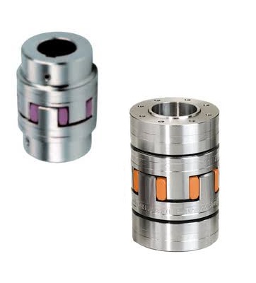 Obraz jest ucieleśnieniem niemieckiej inżynierii napędowej i niezawodności, kt&oacute;re stały się globalnym standardem dzięki marce KTR. Kompozycja skupia się na ikonicznej konstrukcji sprzęgła ROTEX&reg;, łącząc precyzję metalowych piast z charakterystycznym, kolorowym elementem elastycznym. Całość jest osadzona w kontekście autoryzowanego polskiego dystrybutora DAKAM, gwarantującego oryginalność i dostępność. W centrum uwagi, na czystej, industrialnej powierzchni (np. szczotkowanej stali lub białym tle studyjnym), znajduje się starannie wyeksponowane sprzęgło KTR ROTEX&reg;: &bull;	Piasty: Widoczne są dwie solidne piasty (wykonane ze stali, żeliwa lub aluminium, w zależności od rozmiaru), z precyzyjnie wyfrezowanymi kłami. Ich powierzchnia lśni, podkreślając jakość obr&oacute;bki. &bull;	Łącznik (Spider): Najważniejszy element wizualny &ndash; centralnie umieszczony elastyczny wieniec zębaty (łącznik) wykonany z poliuretanu T-PUR&reg;. Aby podkreślić wszechstronność, warto pokazać jeden z charakterystycznych kolor&oacute;w (lub wszystkie trzy obok siebie): o	Pomarańczowy: (92 Shore A) &ndash; standardowy, uniwersalny. o	Fioletowy: (98 Shore A) &ndash; do wyższych moment&oacute;w, twardszy. o	Jasnozielony: (64 Shore D) &ndash; do bardzo wysokich obciążeń i sztywności. &bull;	Złożenie: Sprzęgło może być pokazane w stanie "rozstrzelonym" (piasta - łącznik - piasta), aby wyraźnie zobrazować spos&oacute;b montażu i dopasowania kł&oacute;w, co jest kluczową cechą konstrukcyjną. &bull;	Marka Premium: Na zewnętrznej powierzchni piasty widoczne jest wyraźne, grawerowane logo "KTR" oraz oznaczenie typu (np. "ROTEX 38"), co jest gwarancją autentyczności. Tło jest subtelnie rozmyte (efekt bokeh), ale jednoznacznie wskazuje na profesjonalną dystrybucję na terenie Polski: &bull;	Nowoczesny magazyn DAKAM: W tle widać rzędy regał&oacute;w magazynowych. Są one wypełnione uporządkowanymi, oryginalnymi opakowaniami KTR (często z charakterystycznym niebieskim logo). Duża ilość towaru na stanie wizualnie potwierdza status "sprawdzonego dystrybutora" i natychmiastową dostępność. &bull;	Logo Dystrybutora: W dyskretnym, ale widocznym miejscu umieszczone jest logo DAKAM, z dopiskiem "Autoryzowany Dystrybutor KTR", co buduje markę jako zaufanego partnera w technice napędowej. Obraz niesie jasny komunikat: "Jako autoryzowany polski dystrybutor DAKAM, posiadamy na stanie pełną gamę oryginalnych sprzęgieł KTR ROTEX&reg; wraz z r&oacute;żnymi twardościami łącznik&oacute;w, gotowych do natychmiastowej pracy w Twoich maszynach".