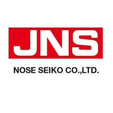 Rolki toczne i łożyska igiełkowe JNS. Japońska jakość w DAKAM. Obraz jest ucieleśnieniem japońskiej precyzji, specjalizacji i stali nierdzewnej, które są znakami rozpoznawczymi marki JNS (Japan Nose Seiko). Kompozycja łączy w sobie sterylny, lśniący wizerunek łożysk igiełkowych i rolek tocznych z profesjonalizmem i dostępnością, jakie budzi autoryzowany polski dystrybutor DAKAM. Dominują w niej chłodne barwy: polerowana stal (często nierdzewna) oraz biel i błękit (opakowania). W centrum uwagi, na czystej, industrialnej powierzchni (np. metalowym stole warsztatowym lub szkle), znajduje się starannie zaaranżowany zestaw flagowych produktów JNS: • Rolki toczne z trzpieniem (Cam Followers): Centralny element – precyzyjna rolka toczna (seria CF lub nierdzewna). Ujęcie makro eksponuje idealnie gładką powierzchnię bieżni, solidny trzpień z gniazdem imbusowym lub rowkiem, oraz (opcjonalnie) uszczelnienia. • Łożyska igiełkowe masywne (Machined Ring Needle Bearings): Obok leży łożysko igiełkowe z pierścieniem masywnym (seria NK/RNA). Widoczne są precyzyjnie osadzone igiełki i solidny koszyk. • Wersje Nierdzewne: JNS słynie z produktów ze stali nierdzewnej. W kompozycji warto wyróżnić element o charakterystycznym, jasnym połysku stali nierdzewnej, co wizualnie komunikuje odporność na korozję. • Marka Premium: Na czole rolki lub pierścieniu łożyska widoczne jest wyraźne, laserowo grawerowane logo "JNS" oraz dumny napis "JAPAN", co jest gwarancją najwyższej jakości. Tło jest subtelnie rozmyte (efekt bokeh), ale jednoznacznie wskazuje na profesjonalną, wielkoskalową dystrybucję na terenie Polski: • Nowoczesny magazyn DAKAM: W tle widać rzędy wysokich regałów magazynowych. Są one wypełnione uporządkowanymi, oryginalnymi opakowaniami JNS (często charakterystyczne niebiesko-białe pudełka). Duża ilość towaru na stanie wizualnie potwierdza status "sprawdzonego dystrybutora". • Logo Dystrybutora: W dyskretnym, ale widocznym miejscu umieszczone jest logo DAKAM, z dopiskiem "Autoryzowany Dystrybutor JNS", co buduje jego markę jako zaufanego partnera. Obraz niesie jasny komunikat: "Jako autoryzowany polski dystrybutor DAKAM, oferujemy dostęp do japońskiej precyzji JNS – szerokiego asortymentu rolek tocznych i łożysk igiełkowych (również w wersji nierdzewnej), dostępnych od ręki".