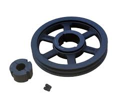 Obraz jest ucieleśnieniem kompleksowej oferty i mocy w dziedzinie techniki napęd&oacute;w pasowych. Kompozycja łączy w sobie solidny, techniczny wizerunek k&oacute;ł pasowych klinowych i zębatych z profesjonalizmem i dostępnością, jakie budzi autoryzowany polski dystrybutor DAKAM, oferujący produkty od czterech czołowych światowych marek. Pierwszy plan &ndash; Siła i precyzja napędu: W centrum uwagi, na czystej, industrialnej powierzchni (np. metalowym stole warsztatowym lub białym tle), znajduje się starannie zaaranżowany zestaw k&oacute;ł pasowych, kt&oacute;ry wizualnie demonstruje kompleksowość oferty: &bull;	Koła pasowe klinowe: Prezentowane jest solidne, żeliwne koło pasowe (np. typu SPB lub SPC), często z gniazdem na tuleję Taper Lock. Jego masywna konstrukcja wizualnie komunikuje zdolność do przenoszenia dużych mocy. &bull;	Koła pasowe zębate: Obok leży precyzyjne, aluminiowe lub stalowe koło pasowe zębate (np. HTD lub AT). Jego idealnie wyfrezowane zęby symbolizują precyzję i zastosowanie w napędach synchronicznych. &bull;	Parada marek premium: Kluczowym elementem jest wyraźne wyeksponowanie oryginalnych opakowań lub produkt&oacute;w z widocznymi logotypami czołowych światowych producent&oacute;w: o	optibelt: Np. charakterystyczne niebiesko-białe pudełko lub logo na produkcie. o	SIT: Np. rozpoznawalne logo na kole zębatym lub opakowaniu. o	GATES: Np. ikoniczne czerwono-czarne opakowanie. o	Megadyne: Np. charakterystyczne ż&oacute;łto-czarne lub czerwono-białe barwy. Zestawienie tych marek obok siebie jest potężnym komunikatem wizualnym, podkreślającym kompleksowość oferty dystrybutora DAKAM i gwarancję oryginalności. Tło jest subtelnie rozmyte (efekt bokeh), ale jednoznacznie wskazuje na profesjonalną, wielkoskalową dystrybucję na terenie Polski: &bull;	Nowoczesny magazyn DAKAM: W tle widać rzędy wysokich regał&oacute;w magazynowych, wypełnionych uporządkowanymi, oryginalnymi opakowaniami r&oacute;żnych producent&oacute;w (niebieskie, czerwone, ż&oacute;łte itp.). Ten widok wielu marek na p&oacute;łkach wizualnie potwierdza status "kompleksowego dystrybutora". &bull;	Logo Dystrybutora: W dyskretnym, ale widocznym miejscu umieszczone jest logo DAKAM, z dopiskiem "Autoryzowany Dystrybutor Techniki Napędowej", co buduje jego markę jako zaufanego partnera. Obraz niesie jasny komunikat: "Jako autoryzowany polski dystrybutor DAKAM, posiadamy na stanie pełen asortyment oryginalnych k&oacute;ł pasowych (klinowych i zębatych) od najlepszych światowych marek: optibelt, SIT, GATES i Megadyne".