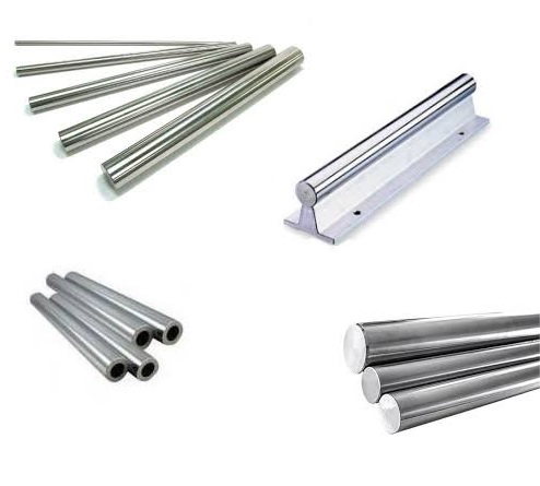 Obraz jest ucieleśnieniem kompleksowości i precyzji w dziedzinie techniki liniowej. Kompozycja zestawia obok siebie dwa fundamenty ruchu liniowego: klasyczne wałki prowadzące oraz nowoczesne prowadnice profilowe. Całość łączy sterylny blask hartowanej stali z profesjonalizmem i zapleczem usługowym autoryzowanego polskiego dystrybutora DAKAM. Dominują w niej barwy: lustrzana stal, matowe aluminium (podpory) i techniczna szarość. W centrum uwagi, na czystej, industrialnej powierzchni (np. stole pomiarowym), znajduje się starannie zaaranżowane zestawienie produkt&oacute;w: &bull;	Wałki Prowadzące (Linear Shafts): o	Wałek precyzyjny: Widoczny jest odcinek idealnie gładkiego, hartowanego i szlifowanego wałka. Jego lustrzana powierzchnia odbija światło, symbolizując niskie tarcie i precyzję wymiarową (h6). o	Wałek na podporze: Obok leży wałek zamontowany na ciągłej, aluminiowej podporze (szynie). To wizualnie komunikuje sztywność i łatwość montażu, eliminującą ugięcie wałka. &bull;	Prowadnice Liniowe (Profile Rails): o	Szyna profilowa: Kontrastując z okrągłym wałkiem, obok leży płaska szyna profilowa z precyzyjnie wyszlifowanymi bieżniami po bokach. o	W&oacute;zek: Na szynie osadzony jest precyzyjny w&oacute;zek liniowy, co dopełnia obrazu kompletnego systemu. &bull;	Precyzja cięcia: Końce wałk&oacute;w i prowadnic są r&oacute;wno i czysto docięte (bez zadzior&oacute;w), co wizualnie promuje usługę "cięcia na wymiar". Tło jest subtelnie rozmyte (efekt bokeh), ale jednoznacznie wskazuje na kompetencje i zaplecze firmy: &bull;	Warsztat i Magazyn: Z jednej strony widać rzędy regał&oacute;w z długimi tubami (do przechowywania wałk&oacute;w), a z drugiej fragment profesjonalnej piły lub tarczy tnącej. To potwierdza, że DAKAM to nie tylko magazyn, ale też centrum obr&oacute;bcze. &bull;	Logo Dystrybutora: W dyskretnym, ale widocznym miejscu umieszczone jest logo DAKAM, z dopiskiem "Centrum Techniki Liniowej" lub "Sprzedaż i Obr&oacute;bka". Obraz niesie jasny komunikat: "W DAKAM znajdziesz oba standardy techniki liniowej w jednym miejscu. Oferujemy szeroki wyb&oacute;r wałk&oacute;w prowadzących (r&oacute;wnież na podporach) oraz precyzyjnych prowadnic szynowych, z profesjonalną usługą cięcia na wymiar".