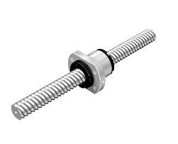 Obraz jest ucieleśnieniem japońskiej precyzji, niezawodności i zaawansowanej technologii, kt&oacute;re są synonimem marki THK, przeniesionych do segmentu standardowych, walcowanych mechanizm&oacute;w śrubowo-tocznych. Kompozycja łączy w sobie sterylny, high-tech'owy wizerunek produkt&oacute;w z profesjonalizmem i zaufaniem, jakie budzi sprawdzony polski dystrybutor DAKAM. W centrum uwagi, na czystej, metalowej lub białej powierzchni, znajduje się mechanizm śrubowo-toczny THK: &bull;	Śruba kulowa (walcowana): Długi, idealnie wykonany wał śrubowy. Jego powierzchnia jest gładka i precyzyjnie walcowana, co wizualnie komunikuje wysoką jakość i niezawodność standardowego produktu. &bull;	Nakrętka kulowa: Kompaktowa, precyzyjnie obrobiona nakrętka jest nasunięta na śrubę. Jej konstrukcja (np. z kołnierzem montażowym) komunikuje solidność i gotowość do pracy w maszynach i aplikacjach automatyzacji. &bull;	System recyrkulacji kulek: W ujęciu makro lub na przekroju (jeśli to grafika koncepcyjna) można dostrzec miniaturowe kulki łożyskowe, kt&oacute;re toczą się w bieżniach, gwarantując wysoką sprawność i płynny ruch. &bull;	Marka Premium: Na korpusie nakrętki widoczne jest wyraźne, laserowo grawerowane logo "THK" oraz oznaczenie modelu, co jest gwarancją autentyczności i najwyższej japońskiej jakości. Cały mechanizm jest przedstawiony dynamicznie, często ułożony po przekątnej, co sugeruje ruch i precyzyjne pozycjonowanie. Tło jest subtelnie rozmyte (efekt bokeh), ale jednoznacznie wskazuje na profesjonalną, wielkoskalową dystrybucję na terenie Polski: &bull;	Nowoczesny magazyn DAKAM: W tle widać rzędy wysokich regał&oacute;w magazynowych, wypełnionych uporządkowanymi, oryginalnymi opakowaniami THK oraz długimi tubami do przechowywania śrub. Duża ilość towaru na stanie wizualnie potwierdza status "sprawdzonego dystrybutora" i gwarantuje szybkie dostawy. &bull;	Centrum Konfekcjonowania: Może być widoczny fragment warsztatu z maszyną do cięcia śrub na wymiar, co podkreśla kompleksową obsługę. &bull;	Logo Dystrybutora: W dyskretnym, ale widocznym miejscu umieszczone jest logo DAKAM, z dopiskiem "Autoryzowany Dystrybutor THK", co buduje jego markę jako zaufanego partnera. Obraz niesie jasny komunikat: "Jako sprawdzony polski dystrybutor DAKAM, posiadamy pełen asortyment niezawodnych, standardowych śrub kulowych THK, dostępnych natychmiast z naszego magazynu, wraz z usługą cięcia na wymiar". Jest skierowany do konstruktor&oacute;w, producent&oacute;w maszyn i dział&oacute;w utrzymania ruchu.