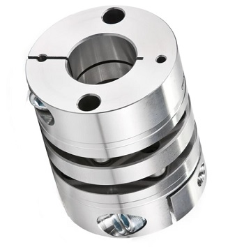 Sprzęgła serwo KTR RADEX®-NC. Dynamika i precyzja. DAKAM Obraz jest ucieleśnieniem dynamiki, niskiej bezwładności i absolutnej precyzji, dedykowanej do nowoczesnych serwonapędów. Kompozycja jest sterylna, lekka i high-tech, odzwierciedlając kompaktową budowę sprzęgła KTR RADEX®-NC. Dominują w niej chłodne barwy: matowe srebro aluminium (piasty) oraz lśniąca stal nierdzewna (lamele). Całość jest osadzona w kontekście autoryzowanego polskiego dystrybutora DAKAM. W centrum uwagi, na czystej, metalowej lub białej powierzchni, znajduje się starannie wyeksponowane sprzęgło lamelowe KTR RADEX®-NC: • Lekkie Piasty Aluminiowe: To kluczowy wyróżnik serii NC. Widoczne są precyzyjnie obrobione piasty z aluminium (dla zminimalizowania momentu bezwładności). • Pakiety Lamel (Stainless Steel Laminae): Ujęcie makro eksponuje cienkie, elastyczne pakiety blaszek ze stali nierdzewnej. Ich wielowarstwowa struktura wizualnie komunikuje wysoką sztywność skrętną przy jednoczesnej kompensacji odchyłek wałów. • System Zaciskowy: Wyraźnie widoczne są śruby zaciskowe w piastach, co symbolizuje bezluzowe połączenie z wałem silnika serwo, kluczowe dla precyzyjnego pozycjonowania. • Kompaktowość: Sprzęgło jest zwarte, co sugeruje idealne dopasowanie do ciasnych przestrzeni w maszynach CNC i robotach. • Marka Premium: Na aluminiowym korpusie widoczne jest precyzyjne, laserowo grawerowane logo "KTR" oraz typ "RADEX®-NC", co jest gwarancją autentyczności. Tło jest subtelnie rozmyte (efekt bokeh), ale jednoznacznie wskazuje na profesjonalną dystrybucję na terenie Polski: • Nowoczesny magazyn DAKAM: W tle widać rzędy regałów z systemem drobnicowym, wypełnionych uporządkowanymi, oryginalnymi opakowaniami KTR (często białe pudełka z niebieskim logo). Duża ilość towaru na stanie wizualnie potwierdza status "sprawdzonego dystrybutora" i dostępność. • Logo Dystrybutora: W dyskretnym, ale widocznym miejscu umieszczone jest logo DAKAM, z dopiskiem "Autoryzowany Dystrybutor KTR", co buduje markę jako eksperta od napędów precyzyjnych. Obraz niesie jasny komunikat: "Jako autoryzowany polski dystrybutor DAKAM, posiadamy na stanie precyzyjne, bezluzowe sprzęgła serwo KTR RADEX®-NC, zapewniające wysoką sztywność skrętną i niską bezwładność, niezbędne w dynamicznych układach napędowych".