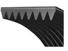 Pasy wielorowkowe - sprawdź ofertę w DAKAM Opiszę obraz przedstawiający pasy wielorowkowe firmy Optibelt. Na zdjęciu widoczny jest pas wielorowkowy, który charakteryzuje się płaską powierzchnią zewnętrzną i wieloma, równoległymi rowkami (żebrami) na powierzchni wewnętrznej. Te rowki pozwalają na lepsze przyleganie i przenoszenie mocy, co sprawia, że pasy te są idealne do napędów z małymi średnicami kół pasowych. Na pasie widoczne są oznaczenia producenta, OPTIBELT, oraz numer seryjny i inne symbole techniczne. Napisy te są wyraźne i czytelne, często w jasnym kolorze na ciemnym tle, co ułatwia identyfikację produktu. Pasy te są wykonane z wytrzymałego materiału, który jest odporny na wysokie temperatury, oleje i ścieranie. Ich konstrukcja jest elastyczna, ale jednocześnie bardzo trwała, co gwarantuje długą żywotność i niezawodność w trudnych warunkach pracy.