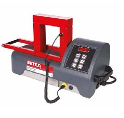 Obraz jest ucieleśnieniem nowoczesnej technologii montażu, szybkości i bezpieczeństwa w utrzymaniu ruchu, kt&oacute;re są synonimami marki BEGA Special Tools (często pod marką BETEX). Kompozycja jest czysta, techniczna i skupiona na produkcie, emanując profesjonalizmem i innowacyjnością. Dominują w niej przemysłowe barwy &ndash; solidna stal, czerń, szarość, z charakterystycznymi pomarańczowymi akcentami BEGA/BETEX. Całość jest osadzona w kontekście autoryzowanego polskiego dystrybutora DAKAM. W centrum uwagi, na czystej, industrialnej powierzchni (np. metalowym stole warsztatowym lub białym tle), znajduje się nagrzewnica indukcyjna BEGA/BETEX (np. z serii MF Quick-Heater lub stożkowa Cone Heater): &bull;	Typowa konstrukcja (np. MF Quick-Heater): o	Solidna obudowa: Kompaktowa jednostka gł&oacute;wna z intuicyjnym panelem sterowania. o	Panel sterowania: Wyraźnie widoczny wyświetlacz cyfrowy (pokazujący np. temperaturę, czas) oraz przyciski do ustawiania parametr&oacute;w i startu/stopu cyklu grzania. o	Jarzma (Yokes): Obok nagrzewnicy leży zestaw wymiennych jarzm o r&oacute;żnych rozmiarach, wykonanych z laminowanej stali. Jedno jarzmo jest zamontowane na nagrzewnicy. o	Czujnik temperatury: Widoczny jest magnetyczny czujnik temperatury, podłączony do jednostki. &bull;	Proces grzania (sugerowany): Na zamontowanym jarzmie umieszczone jest czyste łożysko toczne. Wizualnie można zasugerować proces grzania (np. poprzez subtelny efekt "rozgrzania" lub cyfrowy odczyt temperatury na wyświetlaczu), podkreślając szybkość i bezpłomieniowy charakter metody indukcyjnej. &bull;	Marka Premium: Na obudowie nagrzewnicy widoczne jest wyraźne, oryginalne logo "BETEX" lub "BEGA", co jest gwarancją autentyczności i holenderskiej jakości. Tło jest subtelnie rozmyte (efekt bokeh), ale jednoznacznie wskazuje na profesjonalną dystrybutorę na terenie Polski: &bull;	Nowoczesny magazyn DAKAM: W tle widać rzędy wysokich regał&oacute;w magazynowych, wypełnionych uporządkowanymi, oryginalnymi opakowaniami BEGA/BETEX. Duża ilość towaru na stanie wizualnie potwierdza status "sprawdzonego dystrybutora". &bull;	Logo Dystrybutora: W dyskretnym, ale widocznym miejscu umieszczone jest logo DAKAM, z dopiskiem "Autoryzowany Dystrybutor BEGA Special Tools", co buduje jego markę jako zaufanego partnera w dostawach specjalistycznych narzędzi. Obraz niesie jasny komunikat: "Jako autoryzowany polski dystrybutor DAKAM, posiadamy na stanie profesjonalne nagrzewnice indukcyjne BEGA/BETEX, niezbędne do bezpiecznego, szybkiego i kontrolowanego montażu łożysk i innych element&oacute;w metodą na gorąco".