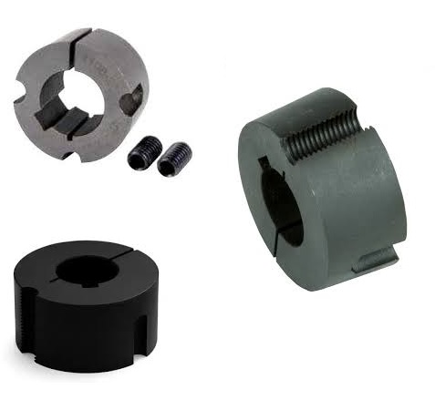 Obraz jest ucieleśnieniem inżynierskiej precyzji, prostoty montażu i niezawodności w technice przenoszenia napędu. Kompozycja łączy w sobie surowy, techniczny wizerunek tulei stożkowych Taper Lock z profesjonalizmem i dostępnością, jakie budzi autoryzowany polski dystrybutor DAKAM. Dominują w niej przemysłowe barwy &ndash; wysokogatunkowe żeliwo (często oksydowane na czarno lub szaro) oraz stalowe akcenty śrub. W centrum uwagi, na czystej, industrialnej powierzchni (np. metalowym stole warsztatowym lub białym tle), znajduje się starannie zaaranżowany zestaw tulei Taper Lock: &bull;	R&oacute;żnorodność rozmiar&oacute;w: Prezentowanych jest kilka tulei o r&oacute;żnych średnicach wewnętrznych (otworach na wał), co wizualnie komunikuje szeroki zakres oferty dostępny w magazynie. &bull;	Kluczowe cechy konstrukcyjne: Ujęcia makro eksponują: 1.	Stożkowa powierzchnia zewnętrzna: Gładka, precyzyjnie obrobiona powierzchnia stożkowa, kt&oacute;ra jest kluczem do zasady działania (zaciskania). 2.	Otw&oacute;r wewnętrzny z rowkiem wpustowym: Precyzyjnie wykonany otw&oacute;r cylindryczny wraz ze standardowym rowkiem pod wpust. 3.	Wzdłużne nacięcie (przecięcie): Wyraźnie widoczne nacięcie wzdłuż całej długości tulei, kt&oacute;re pozwala jej się zaciskać na wale. 4.	Otwory montażowe: Charakterystyczny układ otwor&oacute;w &ndash; część z nich jest gwintowana, a część gładka, co służy do naprzemiennego montażu (wkręcanie śrub) i demontażu. &bull;	Kontekst zastosowania: Obok tulei leży koło pasowe lub koło łańcuchowe z idealnie dopasowanym stożkowym gniazdem, co wizualnie ilustruje, jak te dwa elementy wsp&oacute;łpracują. W zestawie mogą być r&oacute;wnież widoczne śruby imbusowe używane do montażu. Tło jest subtelnie rozmyte (efekt bokeh), ale jednoznacznie wskazuje na profesjonalną dystrybucję na terenie Polski: &bull;	Nowoczesny magazyn DAKAM: W tle widać rzędy wysokich regał&oacute;w magazynowych, wypełnionych uporządkowanymi, oryginalnymi opakowaniami tulei Taper Lock (np. marek Fenner, KTR, SIT). Duża ilość towaru na stanie wizualnie potwierdza status "sprawdzonego dystrybutora". &bull;	Logo Dystrybutora: W dyskretnym, ale widocznym miejscu umieszczone jest logo DAKAM, z dopiskiem "Centrum Techniki Napędowej" lub "Autoryzowany Dystrybutor", co buduje jego markę jako zaufanego partnera. Obraz niesie jasny komunikat: "Jako sprawdzony polski dystrybutor DAKAM, posiadamy na stanie pełen asortyment tulei stożkowych Taper Lock, zapewniających szybki, pewny i łatwy montaż k&oacute;ł pasowych i łańcuchowych na wałach".