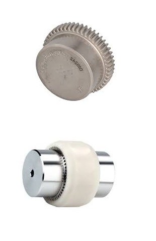 Obraz jest ucieleśnieniem inżynierskiej prostoty, bezobsługowości i niezawodności, kt&oacute;re definiują serię sprzęgieł KTR BoWex&reg;. Kompozycja łączy w sobie charakterystyczny wygląd połączenia stali i poliamidu z profesjonalizmem i dostępnością, jakie oferuje autoryzowany polski dystrybutor DAKAM. Dominują w niej barwy: biel/kość słoniowa (tuleja poliamidowa) oraz stal/czerniona stal (piasty). W centrum uwagi, na czystej, industrialnej powierzchni (np. metalowym stole warsztatowym), znajduje się starannie zaaranżowane sprzęgło KTR BoWex&reg;: &bull;	Tuleja Poliamidowa: Najbardziej charakterystyczny element &ndash; biała (lub czarna w wersjach specjalnych) tuleja zewnętrzna z uzębieniem wewnętrznym. Ujęcie makro eksponuje jakość tworzywa i precyzję wtrysku. &bull;	Stalowe Piasty: Wewnątrz tulei widoczne są dwie stalowe piasty z uzębieniem łukowym. o	Kluczowy detal &ndash; Zęby łukowe: Ujęcie powinno pokazać specyficzny, zaokrąglony kształt zęb&oacute;w na piastach. To wizualizacja zasady działania BoWex&reg;, kt&oacute;ra pozwala na kompensację odchyłek kątowych, promieniowych i osiowych przy uniknięciu nacisk&oacute;w krawędziowych. &bull;	Kompaktowość: Sprzęgło jest zwarte, co sugeruje łatwość montażu w aplikacjach hydraulicznych i og&oacute;lnego budowy maszyn. &bull;	Marka Premium: Na tulei poliamidowej widoczne jest wyraźne, wytłoczone logo "BoWex&reg;" oraz często "KTR", co jest gwarancją autentyczności. Tło jest subtelnie rozmyte (efekt bokeh), ale jednoznacznie wskazuje na profesjonalną dystrybucję na terenie Polski: &bull;	Nowoczesny magazyn DAKAM: W tle widać rzędy regał&oacute;w magazynowych, wypełnionych uporządkowanymi, oryginalnymi opakowaniami KTR (często z niebieskimi akcentami). Duża ilość towaru na stanie wizualnie potwierdza status "sprawdzonego dystrybutora" i natychmiastową dostępność. &bull;	Logo Dystrybutora: W dyskretnym, ale widocznym miejscu umieszczone jest logo DAKAM, z dopiskiem "Autoryzowany Dystrybutor KTR", co buduje jego markę jako zaufanego partnera. Obraz niesie jasny komunikat: "Jako autoryzowany polski dystrybutor DAKAM, posiadamy na stanie pełen asortyment bezobsługowych sprzęgieł zębatych KTR BoWex&reg;, idealnych do napęd&oacute;w hydraulicznych i pomp, dostępnych od ręki".