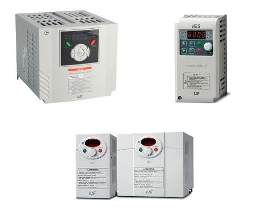 Falowniki do silników. Precyzyjna kontrola i oszczędność energii w DAKAM. Obraz jest ucieleśnieniem inteligentnej kontroli napędu, precyzji i nowoczesnej automatyzacji. Kompozycja łączy w sobie high-tech'owy wizerunek falowników (przemienników częstotliwości) z profesjonalizmem i dostępnością, jakie budzi autoryzowany polski dystrybutor DAKAM. Dominują w niej techniczne barwy – szarość, czerń – oraz akcenty z podświetlanych wyświetlaczy. W centrum uwagi, na czystej, industrialnej powierzchni, znajduje się starannie zaaranżowany zestaw nowoczesnych falowników: • Różnorodność mocy: Prezentowany jest co najmniej jeden falownik kompaktowy (do mniejszych aplikacji) oraz model o średniej mocy (najbardziej uniwersalny), co wizualnie komunikuje szeroki zakres oferty. • Kluczowe detale: Ujęcia makro eksponują: o Panel HMI: Wyraźnie widoczny wyświetlacz cyfrowy, który jest podświetlony (np. na zielono lub biało) i pokazuje wartość np. "50.0 Hz", co symbolizuje precyzyjną kontrolę. o Panel sterowania: Klawiatura z przyciskami (Start, Stop, Program) oraz pokrętło (potencjometr) do łatwej regulacji prędkości. o Radiator: Solidny, metalowy radiator z tyłu lub na górze urządzenia, komunikujący zdolność do zarządzania mocą i niezawodność. • Marki: Na falownikach widoczne są logotypy czołowych producentów (np. Siemens, Lenze, Schneider Electric, ABB, Mitsubishi), co buduje zaufanie do oferty dystrybutora. • Kontekst zastosowania: W płytkim tle, lekko poza ogniskiem, stoi czysty silnik elektryczny, do którego symbolicznie prowadzi przewód z jednego z falowników. Tło jest subtelnie rozmyte (efekt bokeh), ale jednoznacznie wskazuje na kompetencje i zaplecze polskiego dystrybutora DAKAM: • Nowoczesny magazyn DAKAM: W tle widać rzędy wysokich regałów magazynowych. Na półkach wyraźnie widać oryginalne opakowania (kartony), w których składowane są falowniki. • Dostępność: Duża ilość towaru na stanie wizualnie potwierdza status "sprawdzonego dystrybutora" i gwarantuje szybkie dostawy. • Logo Dystrybutora: W dyskretnym, ale widocznym miejscu umieszczone jest logo DAKAM, z dopiskiem "Centrum Sterowania Napędami" lub "Autoryzowany Dystrybutor". Obraz niesie jasny komunikat: "Jako sprawdzony polski dystrybutor DAKAM, posiadamy pełen asortyment falowników do silników od najlepszych producentów, dostępnych natychmiast z naszego magazynu, gwarantujących precyzyjną kontrolę i oszczędność energii."