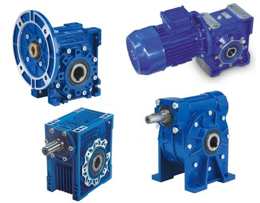 Obraz jest ucieleśnieniem kompleksowej oferty w zakresie techniki napędowej. Kompozycja łączy w sobie surową moc i solidność przekładni mechanicznych z profesjonalizmem i dostępnością, jakie budzi autoryzowany polski dystrybutor DAKAM. Dominują w niej industrialne barwy &ndash; żeliwo, stal oraz standardowe kolory silnik&oacute;w elektrycznych (np. niebieski, szary). W centrum uwagi, na czystej, industrialnej powierzchni (np. metalowym stole warsztatowym lub białym tle), znajduje się starannie zaaranżowany zestaw, kt&oacute;ry wizualnie demonstruje trzy kluczowe kategorie produkt&oacute;w: &bull;	Motoreduktor (po lewej/w centrum): Najbardziej kompletna jednostka &ndash; zintegrowany silnik elektryczny (np. tr&oacute;jfazowy, w kolorze niebieskim) połączony kołnierzowo z reduktorem (np. przekładnią ślimakową o charakterystycznym żeliwnym korpusie). To wizualny symbol gotowego do montażu napędu. &bull;	Reduktor (pośrodku): Solidna, samodzielna przekładnia (np. walcowa lub ślimakowa) bez silnika. Widoczne są wały wejściowy i wyjściowy (np. z tuleją). To komunikuje dostępność samych przekładni do łączenia z istniejącymi silnikami. &bull;	Wariator (po prawej): Kluczowy element kompozycji &ndash; przekładnia mechaniczna (wariator), kt&oacute;ra wyr&oacute;żnia się charakterystycznym pokrętłem (kołem ręcznym). Ten detal wizualnie komunikuje jej gł&oacute;wną funkcję &ndash; możliwość płynnej, manualnej regulacji prędkości obrotowej. Tło jest subtelnie rozmyte (efekt bokeh), ale jednoznacznie wskazuje na profesjonalną dystrybucję na terenie Polski: &bull;	Nowoczesny magazyn DAKAM: W tle widać rzędy wysokich regał&oacute;w magazynowych. Na p&oacute;łkach składowane są oryginalne opakowania (kartony) oraz zapas motoreduktor&oacute;w i przekładni czołowych marek (np. Bonfiglioli, Motovario, Siemens, SIT). Duża ilość towaru na stanie wizualnie potwierdza status "sprawdzonego dystrybutora". &bull;	Logo Dystrybutora: W dyskretnym, ale widocznym miejscu umieszczone jest logo DAKAM, z dopiskiem "Centrum Techniki Napędowej" lub "Autoryzowany Dystrybutor", co buduje jego markę jako zaufanego partnera. Obraz niesie jasny komunikat: "Jako sprawdzony polski dystrybutor DAKAM, posiadamy na stanie pełen asortyment napęd&oacute;w: reduktory, kompletne motoreduktory oraz specjalistyczne wariatory prędkości, gotowe do szybkiej wysyłki".