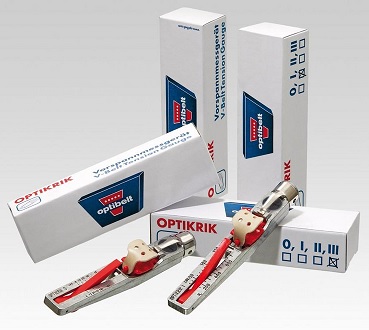Precyzyjny miernik napięcia pasów OPTIKRIK - gwarancja optymalnego naciągu. Precyzyjny przyrząd pomiarowy OPTIKRIK do manualnego sprawdzania napięcia pasów klinowych i wielorowkowych. Urządzenie o smukłej, podłużnej konstrukcji, wykonane z wytrzymałego, czarnego tworzywa sztucznego. W centralnej części korpusu znajduje się wyraźna, biała podziałka ze skalą pomiarową w Newtonach, na której widoczny jest ruchomy wskaźnik. Na górze miernika umieszczono metalowy, precyzyjny uchwyt w kształcie litery „V”, służący do oparcia na pasku. Instrument jest kompaktowy i lekki, zaprojektowany do wygodnego, jednoręcznego pomiaru. W dolnej części widoczne logo producenta.