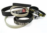 Jasne, techniczne ujęcie z showroomu DAKAM, skupione na segmentach o najwyższej jakości. Na pierwszym planie znajduje się starannie zaaranżowana ekspozycja pas&oacute;w zębatych synchronicznych od wiodących marek (np. GATES, OPTIBELT). Pasy są ułożone tak, aby uwidocznić ich precyzyjny profil zęb&oacute;w oraz wł&oacute;kna wzmacniające (często w kontrastowych kolorach, np. czerwonym lub niebieskim). Obok pas&oacute;w leżą koła zębate, z kt&oacute;rymi tworzą zsynchronizowany napęd. W tle widoczny jest logotyp DAKAM oraz dyskretne logotypy marek premium, podkreślające, że DAKAM dostarcza rozwiązania do wysokowydajnych, bezpoślizgowych napęd&oacute;w.