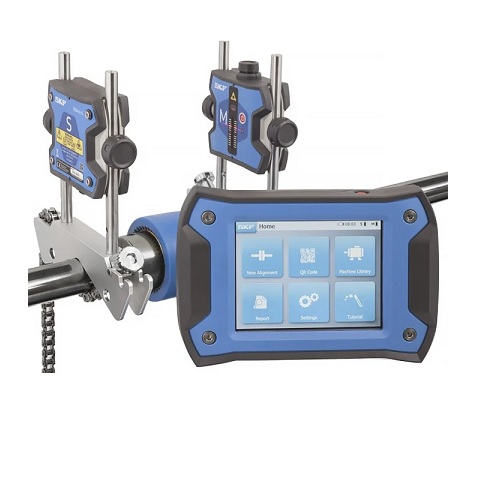Laserowe osiowanie wałów SKF TKSA. Sprawdź ofertę w DAKAM Laserowe Systemy Osiowania Wałów SKF TKSA w DAKAM Obraz jest ucieleśnieniem geometrycznej perfekcji i eliminacji błędów montażowych. Przedstawia system z serii SKF TKSA (np. TKSA 41, 51 lub 71) w akcji, ukazując moment idealnego ustawienia maszyn. Kompozycja kontrastuje tradycyjne metody (liniał, szczelinomierz) z laserową precyzją i cyfrową wizualizacją, osadzając to w kontekście oferty autoryzowanego polskiego dystrybutora DAKAM. Dominują barwy: laserowa zieleń/czerwień (wizualizacja wiązki), błękit SKF oraz techniczna szarość. Precyzja, którą widać: W centrum uwagi, na czystym stanowisku dydaktycznym lub na realnym sprzęgle łączącym silnik z pompą, znajduje się rozstawiony zestaw SKF TKSA: • Jednostki Pomiarowe (Głowice): Widoczne są dwie bezprzewodowe głowice z detektorami laserowymi, zamontowane po obu stronach sprzęgła (na wale silnika i pompy). Ich nowoczesny design i solidne mocowanie (łańcuchowe lub magnetyczne) sugerują stabilność pomiaru. • Wizualizacja Wiązki: Można subtelnie zwizualizować (np. półprzezroczystą linią) drogę lasera między głowicami, symbolizującą "niewidzialną linijkę". • Jednostka Wyświetlająca (Interfejs): Na pierwszym planie (lub w ręku technika) widoczny jest ekran dotykowy (dedykowany tablet lub iPad w przypadku serii TKSA 51/71). Na ekranie widać trójwymiarowy model maszyn z wyraźnym, zielonym znacznikiem i napisem "ALIGNED" lub wartościami bliskimi zeru. To kluczowy moment "sukcesu". • Ergonomia: Ujęcie podkreśla łatwość obsługi – intuicyjne ikony, brak kabli (Bluetooth). • Walizka: W tle otwarta, solidna walizka z idealnie wyciętą pianką, chroniącą cenny sprzęt. Sprawdzony Polski Dystrybutor DAKAM: Tło buduje profesjonalny wizerunek dostawcy: • Magazyn/Serwis DAKAM: W tle widać zarys regałów magazynowych lub stół serwisowy, co potwierdza, że firma nie tylko sprzedaje, ale i rozumie ten sprzęt. • Logo Dystrybutora: W dyskretnym, ale widocznym miejscu umieszczone jest logo DAKAM, z dopiskiem "Autoryzowany Dystrybutor SKF" lub "Centrum Kompetencji". Obraz niesie jasny komunikat: "Skończ z 'ustawianiem na oko'. W DAKAM oferujemy profesjonalne laserowe przyrządy do osiowania wałów SKF TKSA, które prowadzą Cię krok po kroku do idealnej geometrii, przedłużając życie łożysk i sprzęgieł".