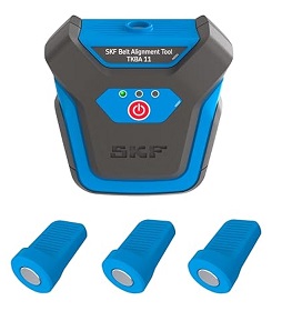 SKF TKBA 11 - Sprawdź ofertę w DAKAM Na tym zdjęciu widać przenośną walizkę, w której znajduje się laserowy przyrząd do osiowania SKF TKBA 11. Zestaw składa się z emitera laserowego (główne urządzenie) oraz trzech pasywnych tarcz, które są mocowane magnetycznie. Urządzenia są w kolorze czarnym z elementami w kolorze niebieskim. Obok przyrządu leży instrukcja obsługi oraz baterie. Zdjęcie przedstawia kompletny zestaw gotowy do użycia.