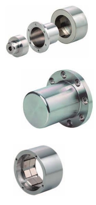 Obraz jest ucieleśnieniem hermetycznej szczelności, innowacji i bezkontaktowego przenoszenia napędu, kt&oacute;re są domeną sprzęgieł magnetycznych KTR MINEX&reg;-S. Kompozycja jest sterylna i techniczna, często wykorzystując widok "rozstrzelony" (exploded view) lub przekr&oacute;j, aby zilustrować unikalną zasadę działania. Całość jest osadzona w kontekście autoryzowanego polskiego dystrybutora DAKAM. W centrum uwagi, na czystej, laboratoryjnej lub metalowej powierzchni, znajduje się sprzęgło magnetyczne KTR MINEX&reg;-S: &bull;	Dwa Wirniki (Rotory): Prezentowane są dwa oddzielne elementy: wirnik zewnętrzny (napędzający) i wirnik wewnętrzny (napędzany). o	Kluczowy detal &ndash; Magnesy: Wewnątrz wirnik&oacute;w widoczne są precyzyjnie rozmieszczone, silne magnesy trwałe (neodymowe/Samar-Kobalt). Ujęcie sugeruje, że siła magnetyczna przenosi moment obrotowy bez fizycznego kontaktu. &bull;	Kubełek Izolacyjny (Containment Shroud): Pomiędzy wirnikami znajduje się kluczowy element &ndash; separator (kubełek) wykonany ze stali nierdzewnej, Hastelloy&reg; lub ceramiki technicznej. Ten element wizualnie komunikuje całkowitą separację medi&oacute;w &ndash; oddzielenie strefy napędu od strefy produktu (cieczy), gwarantując 100% szczelności (brak wyciek&oacute;w). &bull;	Bezpieczeństwo: Konstrukcja sugeruje r&oacute;wnież funkcję sprzęgła przeciążeniowego (poślizg magnetyczny w razie zablokowania). &bull;	Marka Premium: Na metalowej obudowie wirnika widoczne jest wyraźne, laserowo grawerowane logo "KTR" oraz typ "MINEX&reg;-S", co jest gwarancją autentyczności i najwyższej technologii. Tło jest subtelnie rozmyte (efekt bokeh), ale jednoznacznie wskazuje na profesjonalną dystrybucję na terenie Polski: &bull;	Nowoczesny magazyn DAKAM: W tle widać rzędy regał&oacute;w z bezpiecznie zapakowanymi, specjalistycznymi produktami KTR. Ze względu na wartość i specyfikę, mogą to być dedykowane skrzynie lub wzmocnione kartony. &bull;	Logo Dystrybutora: W dyskretnym, ale widocznym miejscu umieszczone jest logo DAKAM, z dopiskiem "Autoryzowany Dystrybutor KTR", co buduje markę jako eksperta od zaawansowanych rozwiązań dla pomp i przemysłu chemicznego. Obraz niesie jasny komunikat: "Jako autoryzowany polski dystrybutor DAKAM, oferujemy zaawansowane sprzęgła magnetyczne KTR MINEX&reg;-S, zapewniające hermetyczne, bezwyciekowe przenoszenie napędu w pompach i mieszadłach, idealne do medi&oacute;w agresywnych i toksycznych".