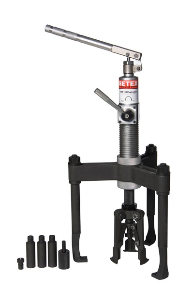 Obraz jest ucieleśnieniem holenderskiej inżynierii i innowacji w dziedzinie specjalistycznych narzędzi do montażu i demontażu, kt&oacute;re są synonimami marki BETEX (część BEGA Special Tools). Kompozycja jest czysta, techniczna i niezwykle profesjonalna, skupiając się na unikalnej funkcji push-pull (pchania i ciągnięcia) serii HPP. Dominują w niej przemysłowe barwy &ndash; solidna stal, czerń, szarość, z możliwymi pomarańczowymi akcentami charakterystycznymi dla BEGA/BETEX. Całość jest osadzona w kontekście autoryzowanego polskiego dystrybutora DAKAM. W centrum uwagi, na czystej, industrialnej powierzchni (np. metalowym stole warsztatowym lub białym tle), znajduje się ściągacz hydrauliczny typu Push Puller BETEX serii HPP: &bull;	Unikalna konstrukcja: Prezentowany jest solidny, dwufunkcyjny ściągacz. Jego kluczowa cecha &ndash; zdolność do pchania (montażu) i ciągnięcia (demontażu) &ndash; jest wizualnie komunikowana przez: o	Centralny siłownik z tłoczyskiem przelotowym: Widać, że tłoczysko może wysuwać się zar&oacute;wno do przodu (pchanie), jak i do tyłu (ciągnięcie), przechodząc przez korpus narzędzia. o	Specjalne adaptery: Obok ściągacza mogą leżeć dedykowane akcesoria (np. płyty oporowe do pchania, ramiona do ciągnięcia), co podkreśla jego wszechstronność. &bull;	Masywna budowa: Solidne, kute elementy oraz wytrzymały siłownik hydrauliczny podkreślają przeznaczenie do pracy pod bardzo dużymi obciążeniami (często od 20 ton wzwyż). &bull;	Zasilanie hydrauliczne: Widoczne jest przyłącze wysokociśnieniowe do zewnętrznej pompy hydraulicznej (pompa może leżeć obok), co symbolizuje potężną siłę generowaną hydraulicznie. &bull;	Marka Premium: Na korpusie ściągacza widoczne jest wyraźne, oryginalne logo "BETEX" oraz oznaczenie serii "HPP", co jest gwarancją autentyczności i holenderskiej jakości. Tło jest subtelnie rozmyte (efekt bokeh), ale jednoznacznie wskazuje na profesjonalną dystrybucję na terenie Polski: &bull;	Nowoczesny magazyn DAKAM: W tle widać rzędy wysokich regał&oacute;w magazynowych, wypełnionych uporządkowanymi, oryginalnymi opakowaniami BEGA/BETEX. Duża ilość towaru na stanie wizualnie potwierdza status "sprawdzonego dystrybutora". &bull;	Logo Dystrybutora: W dyskretnym, ale widocznym miejscu umieszczone jest logo DAKAM, z dopiskiem "Autoryzowany Dystrybutor BEGA Special Tools", co buduje jego markę jako zaufanego partnera w dostawach specjalistycznych narzędzi. Obraz niesie jasny komunikat: "Jako autoryzowany polski dystrybutor DAKAM, posiadamy na stanie specjalistyczne, dwufunkcyjne ściągacze hydrauliczne (Push Puller) BETEX serii HPP, niezbędne do bezpiecznego i efektywnego montażu oraz demontażu dużych komponent&oacute;w maszyn".