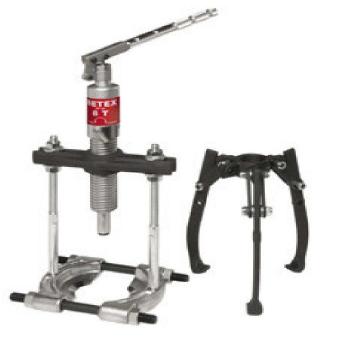 Obraz jest ucieleśnieniem holenderskiej inżynierii i innowacji w dziedzinie specjalistycznych narzędzi do utrzymania ruchu, ze szczeg&oacute;lnym uwzględnieniem serii BETEX HP (High Power) firmy BEGA Special Tools. Kompozycja jest czysta, techniczna i niezwykle profesjonalna. Dominują w niej przemysłowe barwy &ndash; solidna stal, czerń, szarość, z możliwymi pomarańczowymi akcentami charakterystycznymi dla BEGA/BETEX. Całość jest osadzona w kontekście autoryzowanego polskiego dystrybutora DAKAM. W centrum uwagi, na czystej, industrialnej powierzchni (np. metalowym stole warsztatowym lub białym tle), znajduje się starannie zaaranżowany zestaw ściągaczy hydraulicznych BETEX serii HP: &bull;	Modele serii HP: Prezentowany jest co najmniej jeden charakterystyczny ściągacz z serii HP, np. HP 43 (4 tony) lub większy model HP 83 (8 ton). Może być to wersja dwu- lub tr&oacute;jramienna. &bull;	Masywna, ale kompaktowa konstrukcja: Solidne, kute ramiona oraz wytrzymały korpus podkreślają przeznaczenie do pracy pod dużymi obciążeniami, jednocześnie zachowując relatywnie kompaktowe wymiary typowe dla tej serii. &bull;	Zintegrowany siłownik i pompa: Kluczowa cecha serii HP &ndash; zintegrowana pompa ręczna i siłownik w jednej obudowie. Widoczna jest ruchoma dźwignia pompy oraz zaw&oacute;r spustowy. Ta konstrukcja wizualnie komunikuje mobilność i łatwość użycia (brak zewnętrznych węży i pomp). &bull;	Marka Premium: Na korpusie ściągacza widoczne jest wyraźne, oryginalne logo "BETEX" oraz oznaczenie modelu (np. "HP 43"), co jest gwarancją autentyczności i holenderskiej jakości. Tło jest subtelnie rozmyte (efekt bokeh), ale jednoznacznie wskazuje na profesjonalną dystrybucję na terenie Polski: &bull;	Nowoczesny magazyn DAKAM: W tle widać rzędy wysokich regał&oacute;w magazynowych, wypełnionych uporządkowanymi, oryginalnymi opakowaniami BEGA/BETEX. Duża ilość towaru na stanie wizualnie potwierdza status "sprawdzonego dystrybutora". &bull;	Logo Dystrybutora: W dyskretnym, ale widocznym miejscu umieszczone jest logo DAKAM, z dopiskiem "Autoryzowany Dystrybutor BEGA Special Tools", co buduje jego markę jako zaufanego partnera w dostawach specjalistycznych narzędzi. Obraz niesie jasny komunikat: "Jako autoryzowany polski dystrybutor DAKAM, posiadamy na stanie profesjonalne, zintegrowane ściągacze hydrauliczne BETEX serii HP, niezbędne do bezpiecznego i efektywnego demontażu w r&oacute;żnych aplikacjach przemysłowych".