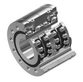 Łożyska do napędów śrubowych Obraz to szczegółowy schemat techniczny, przedstawiający przekrój poprzeczny układu napędu śrubowego. Widoczne są: Śruba kulowa (wał śrubowy): element przenoszący ruch obrotowy na posuw. Nakrętka śruby kulowej Łożysko do napędów śrubowych: specjalistyczne łożysko zamontowane na wałku, które przyjmuje obciążenia osiowe generowane przez ruch śruby. Na schemacie strzałki ilustrują kierunek działania sił osiowych. Widoczne są również napisy „SKF”, „NSK”, „FAG” umieszczone na pierścieniu łożyska, wskazujące na marki producentów.